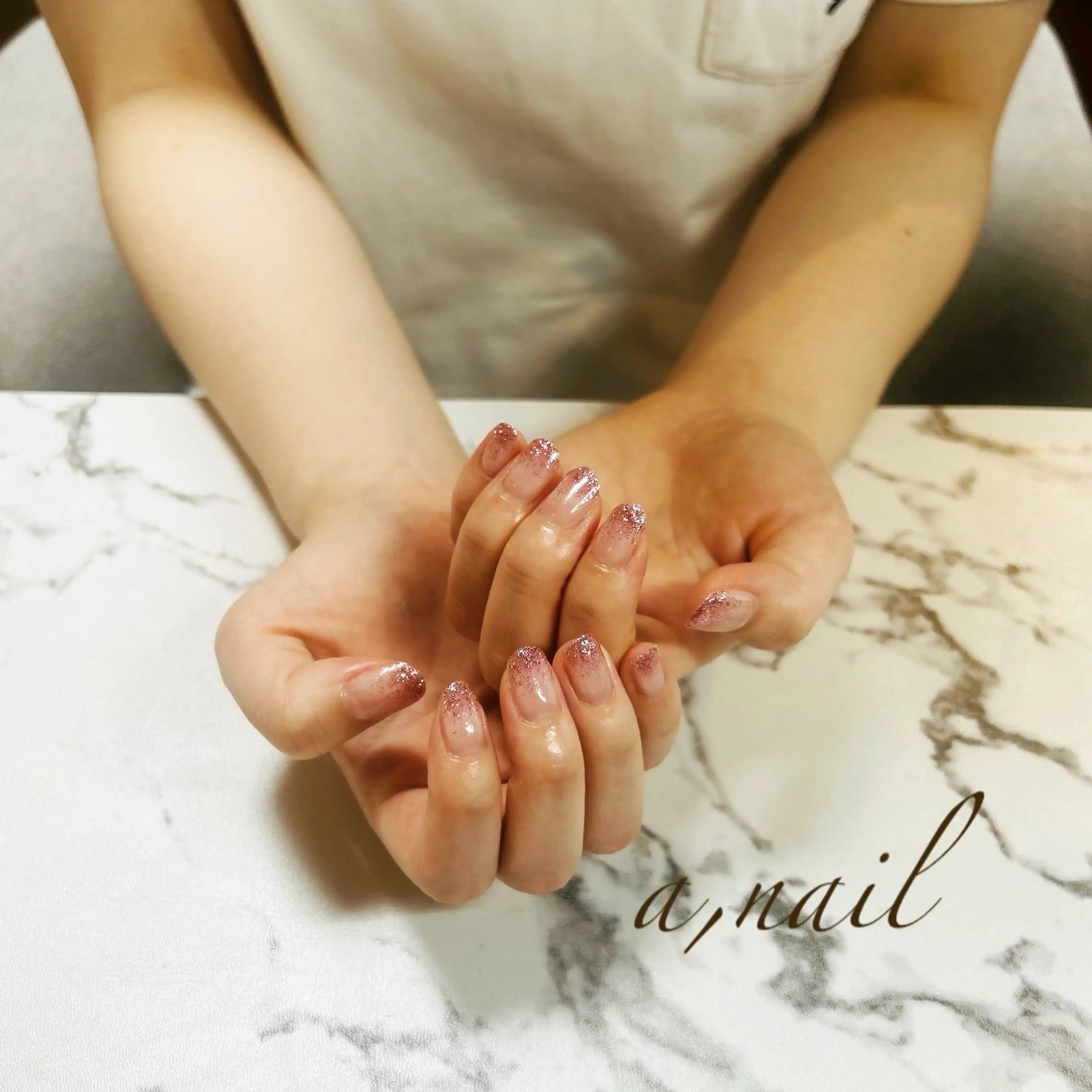 ネイル グラデーション キラキラネイル ラメ(グリッター) ラメグラデーション オフィスネイル ハンドネイル ネイルサロン エーネイルのネイルデザイン