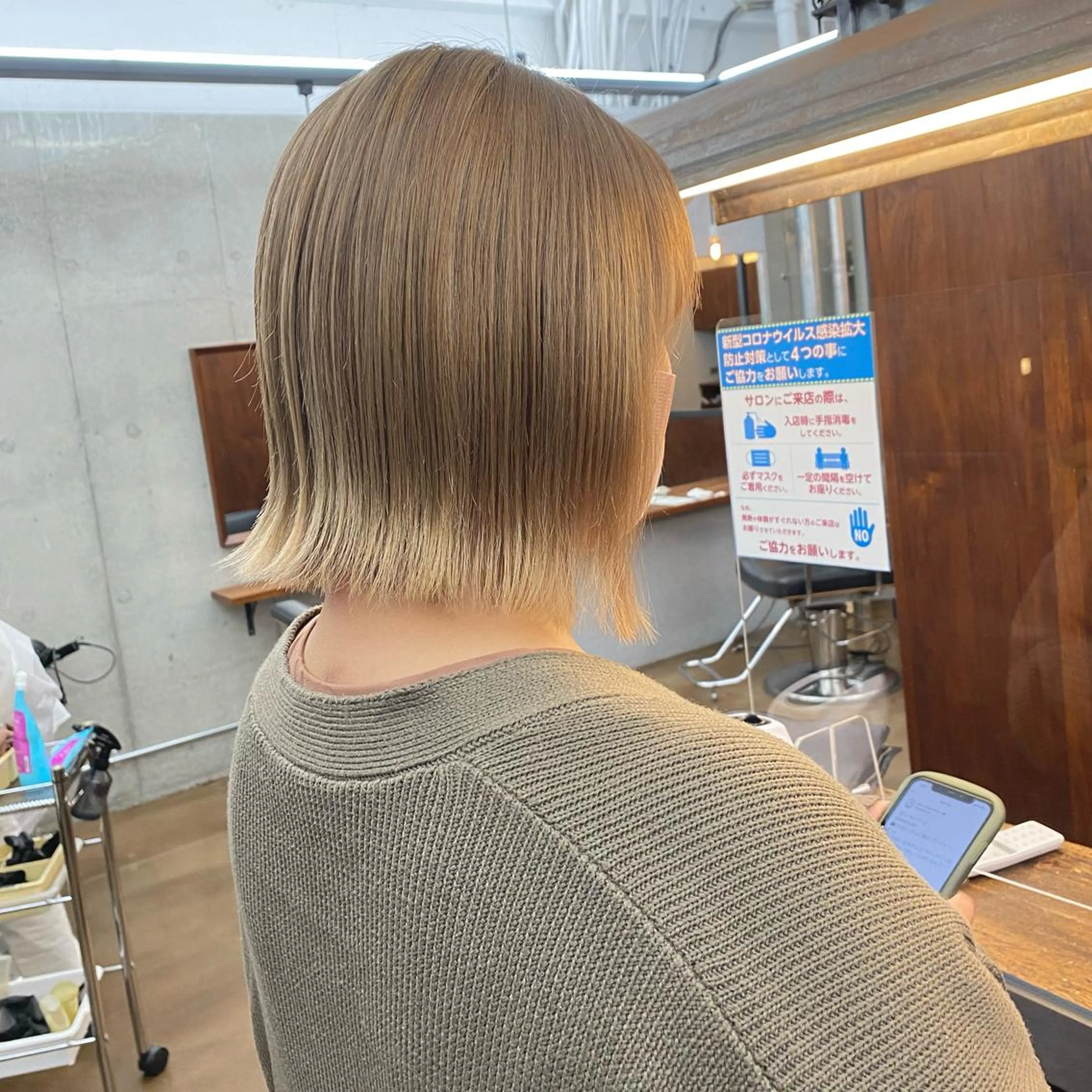 ミディアム ボブ 外ハネヘア ハイトーン/デザイン hirokiのヘアスタイル