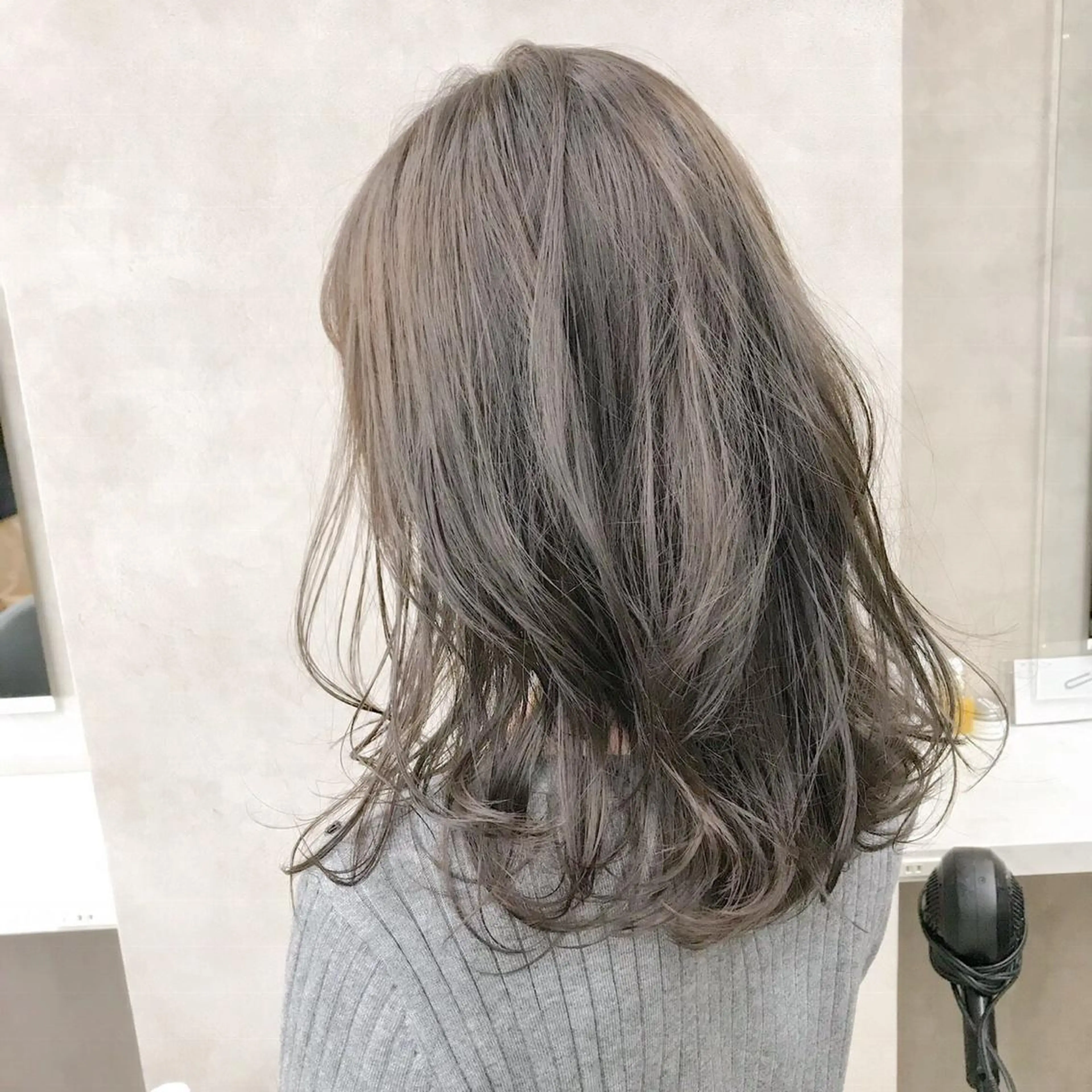 セミロング ハイトーン×レイヤー カットTAKUMIのヘアスタイル