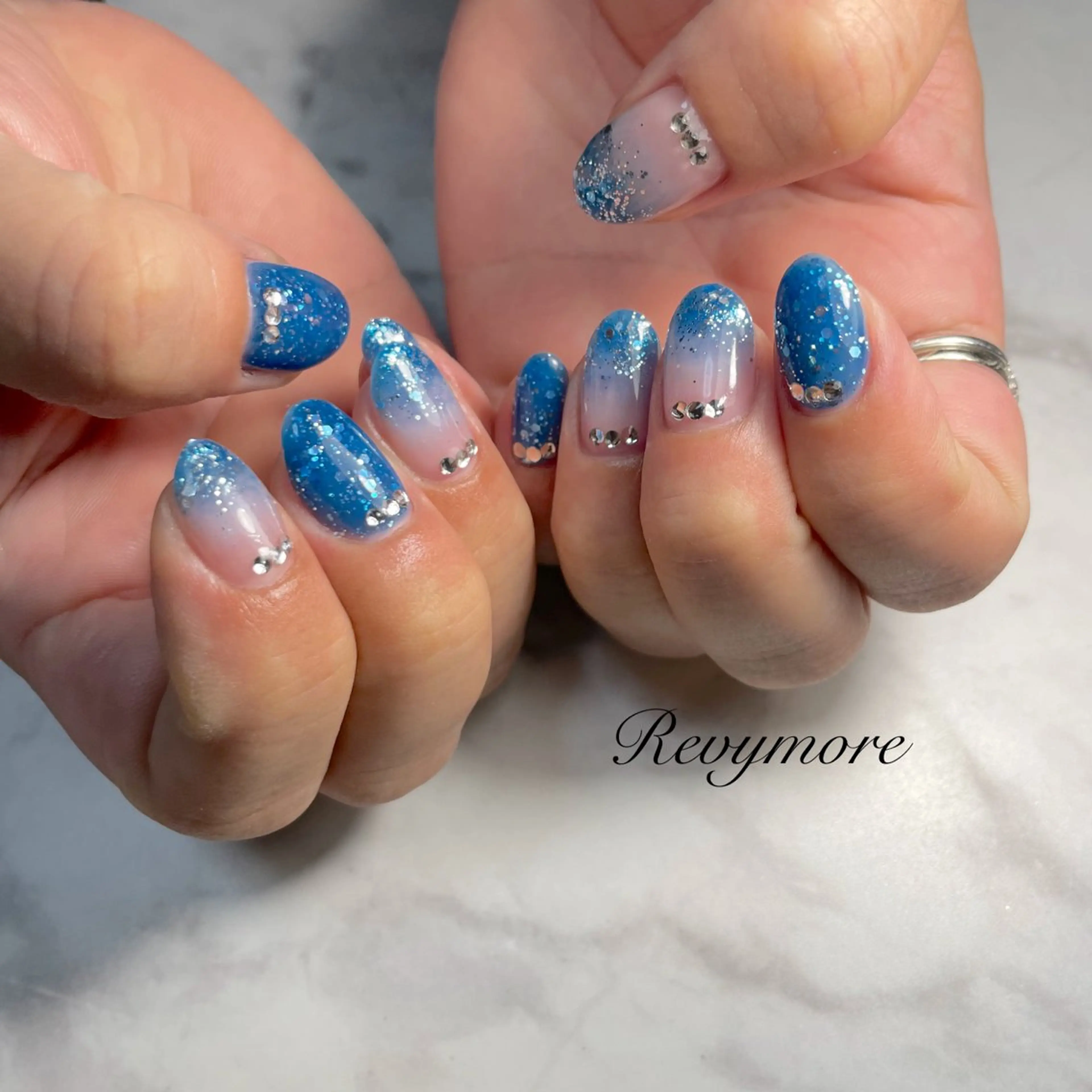 ネイル ブルー ジェルネイル ラメ(グリッター) ラメグラデーション ニュアンスネイル nail salon Revymoreのネイルデザイン