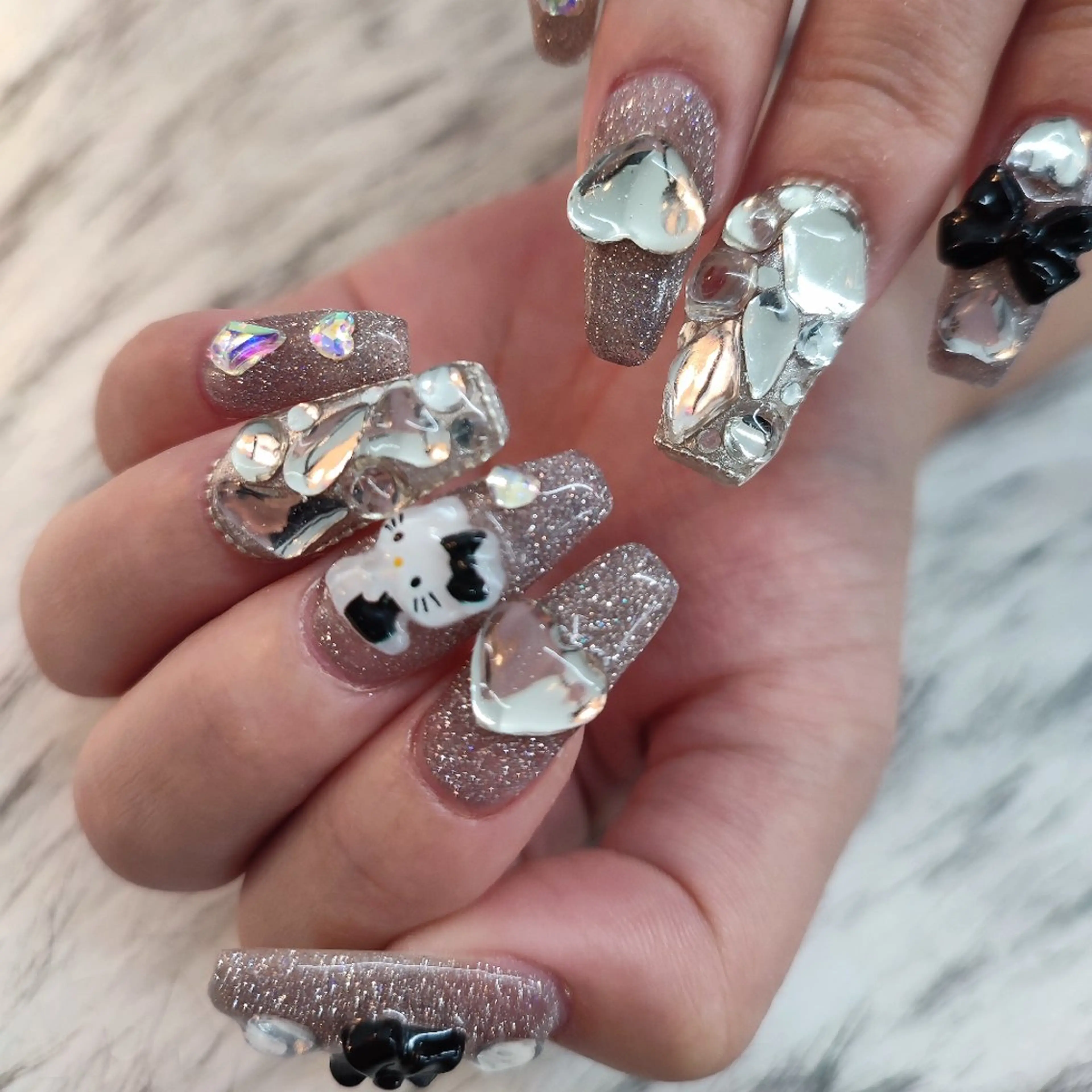 ネイル ハンドネイル RUNWAY 　　の眉毛・アイブロウイメージ