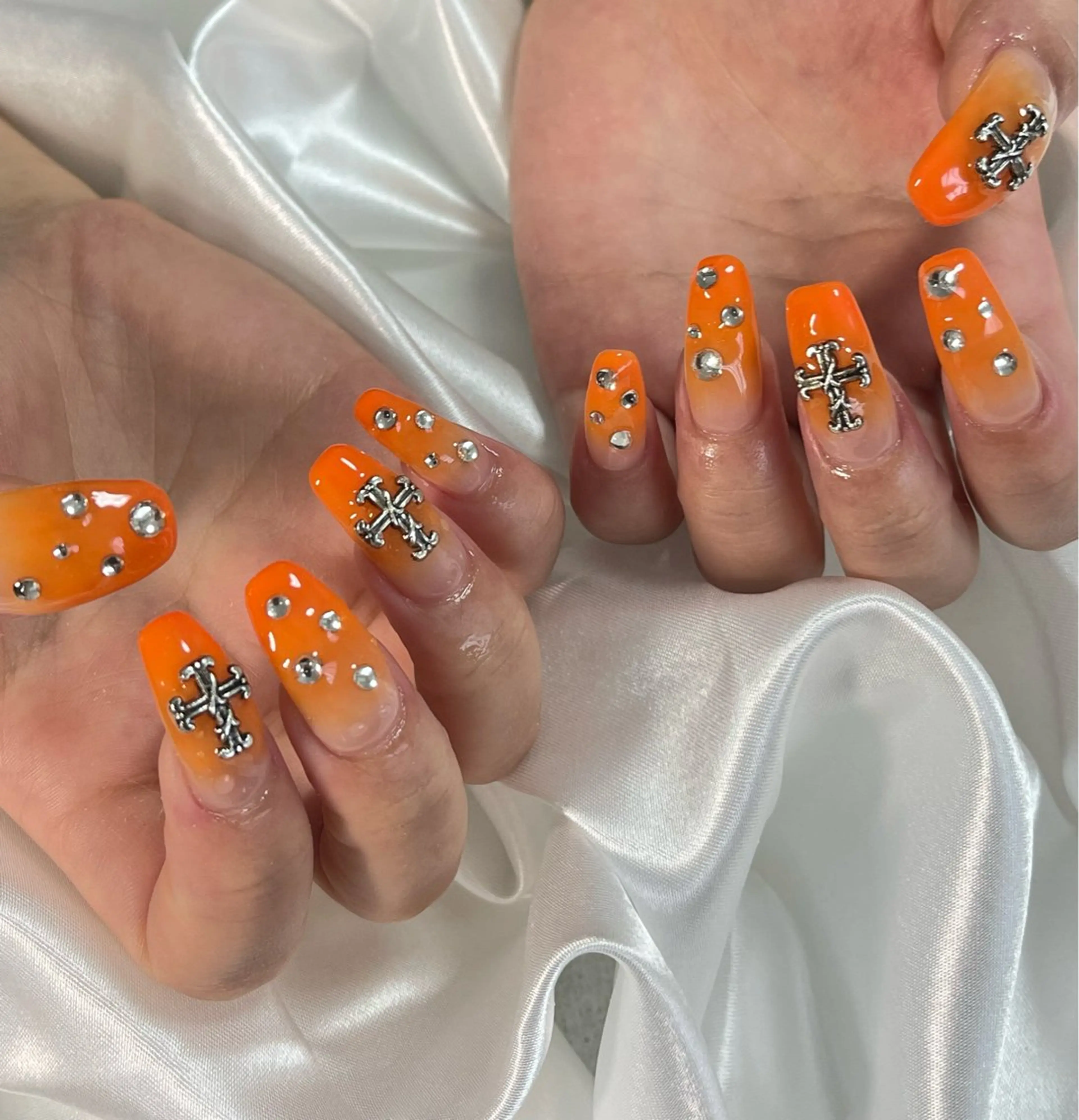 ネイル グラデーション ロングネイル オレンジ ハンドネイル celica所属・松田 由真のネイルデザイン