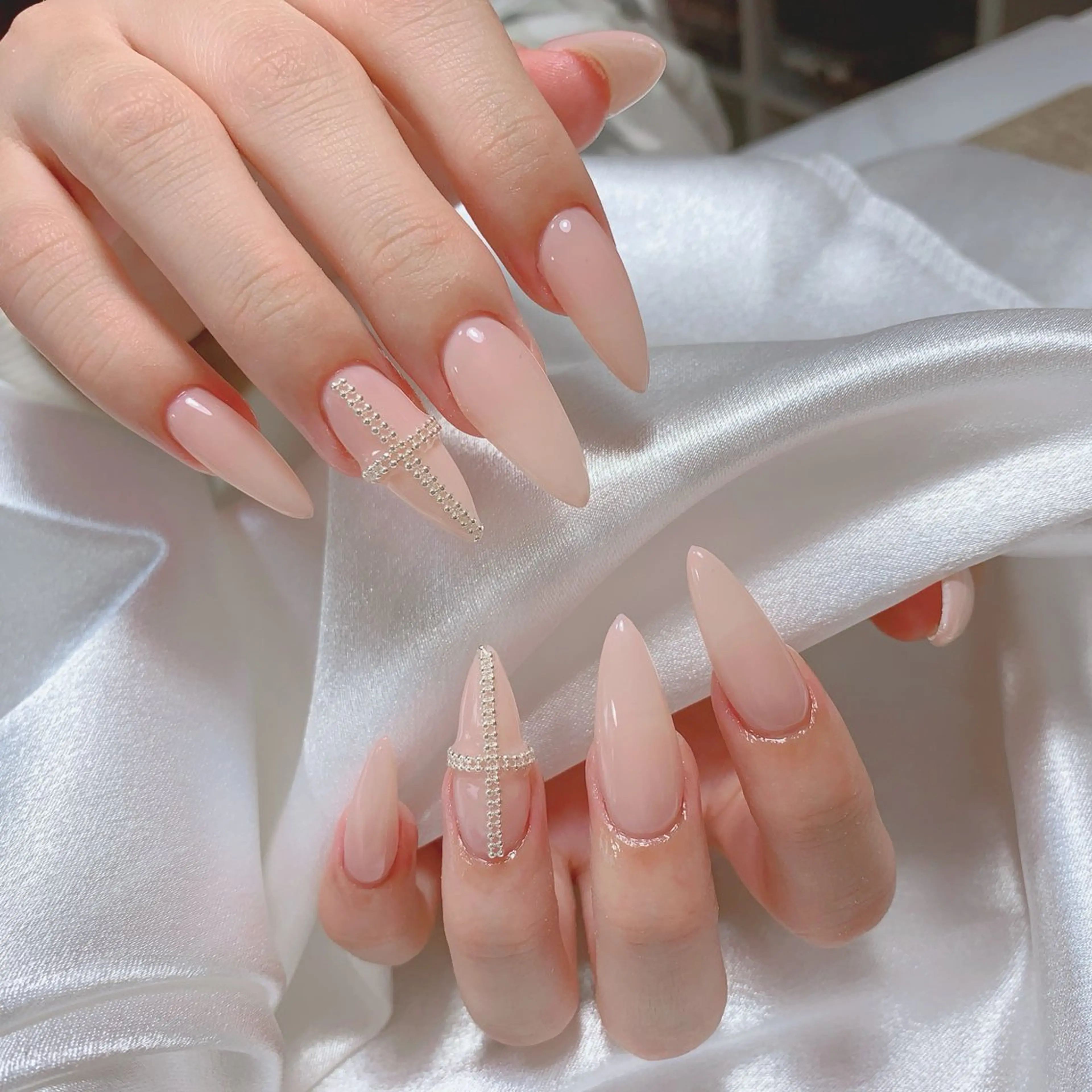 ネイル ブルー チークネイル フレンチネイル ハート ホログラムネイル ハンドネイル インフィニティ ネイルサロンのネイルデザイン