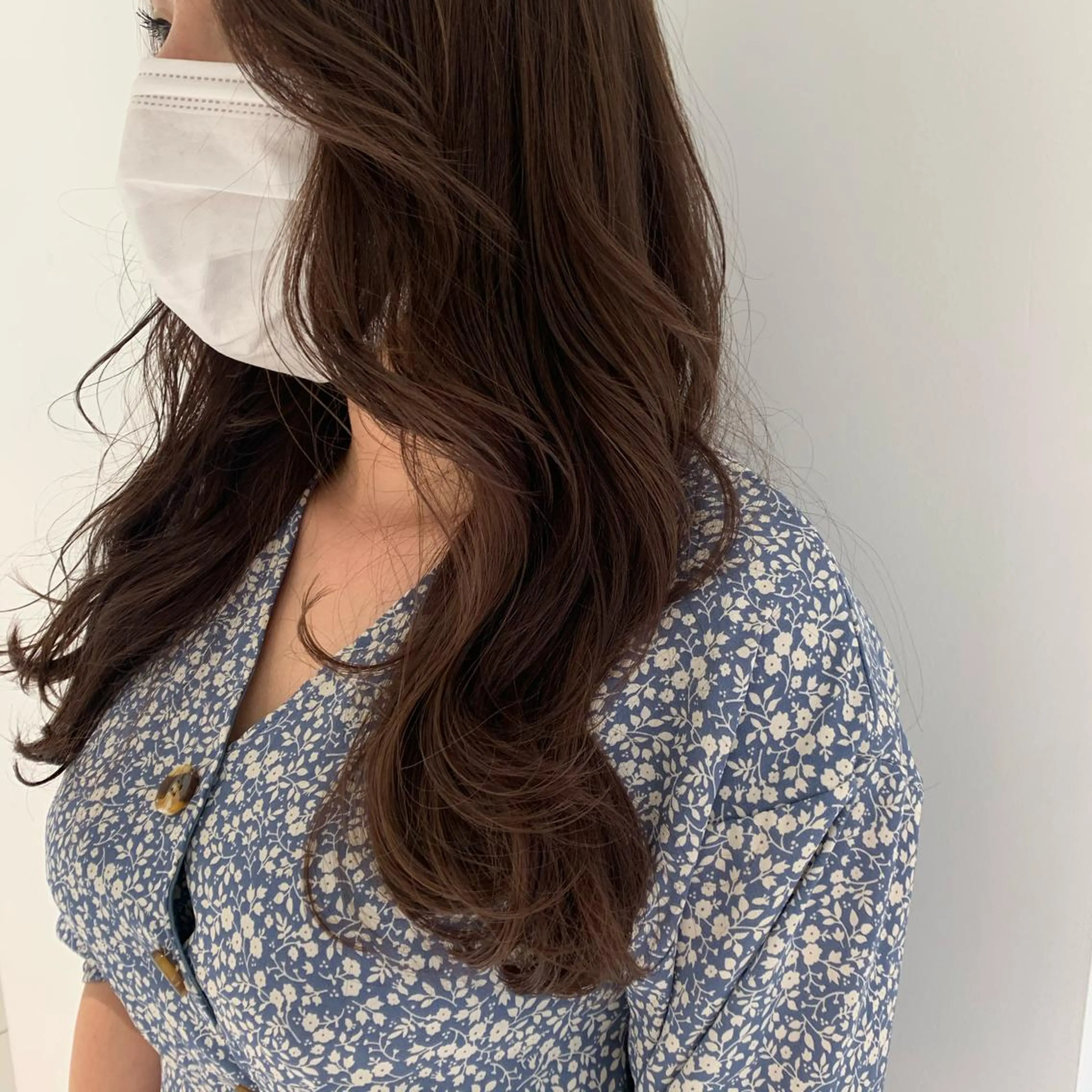 ロング カラー SAKINO． ベージュカラーのヘアスタイル