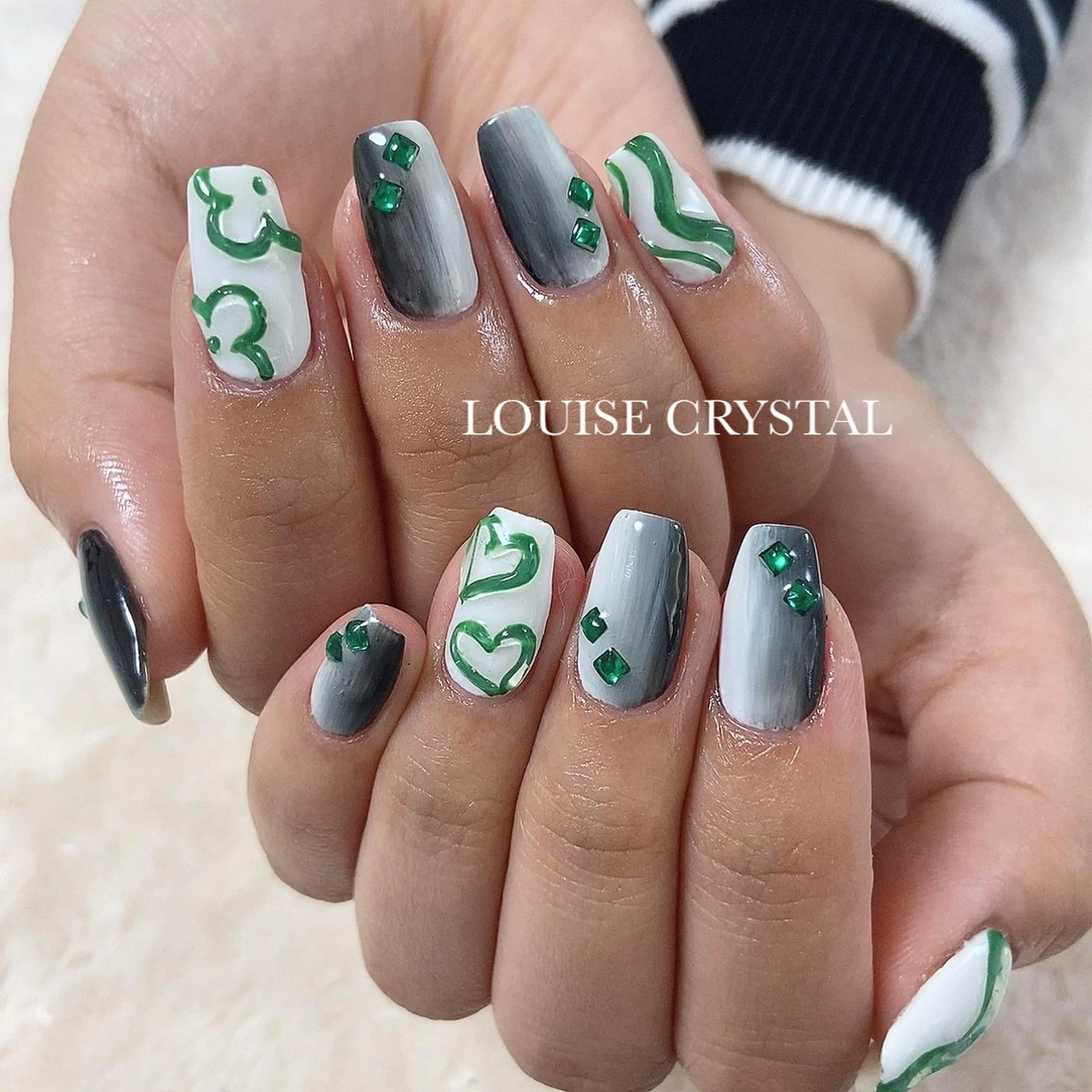 ネイル ハンドネイル LOUISE CRYSTALのネイルデザイン