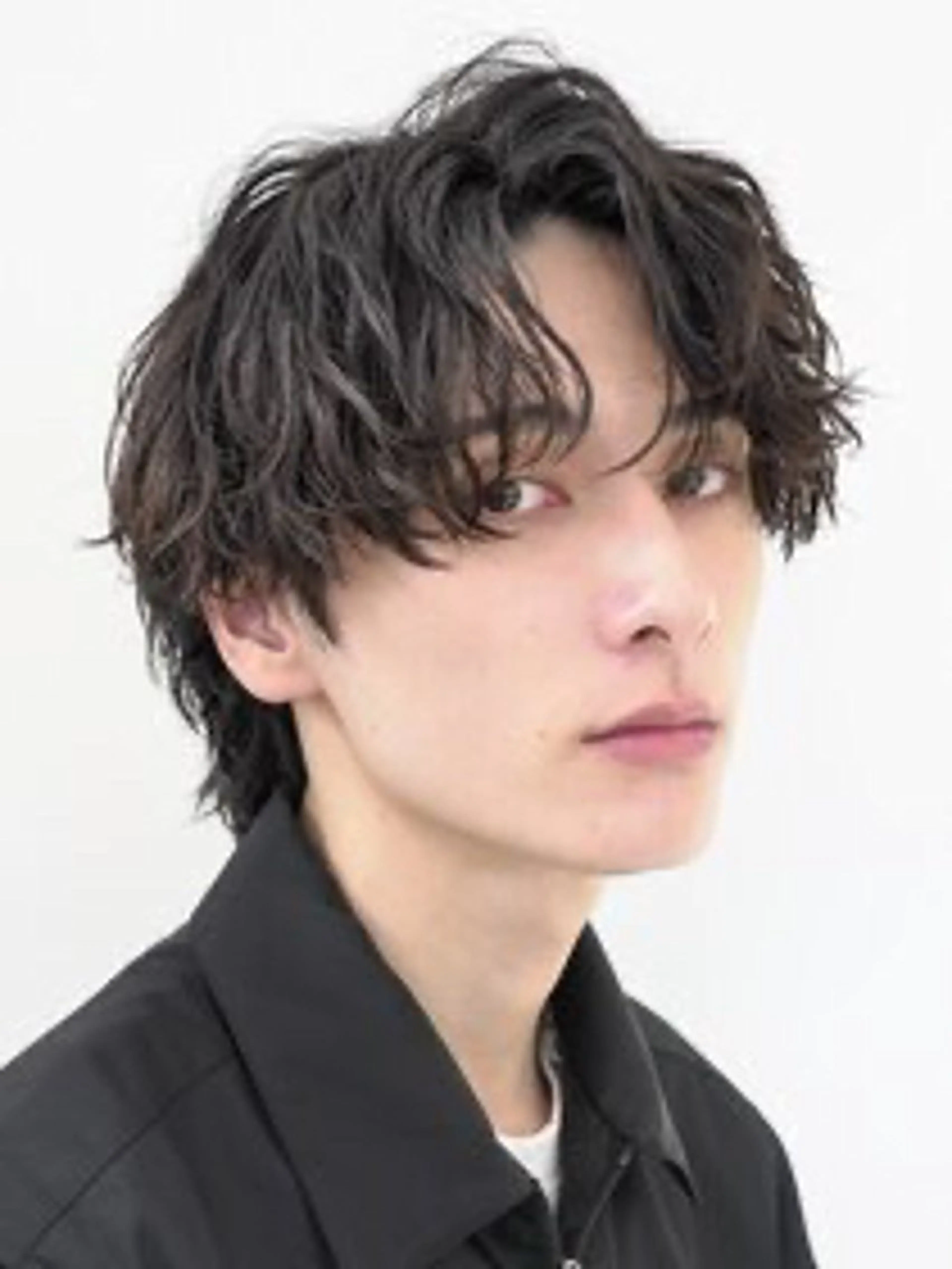 セミロング パーマ メンズ センターパート メンズパーマ セミロングパーマ スパイラルパーマ カット パーマ パーマ特化🔥 ワタベリョウマのヘアスタイル