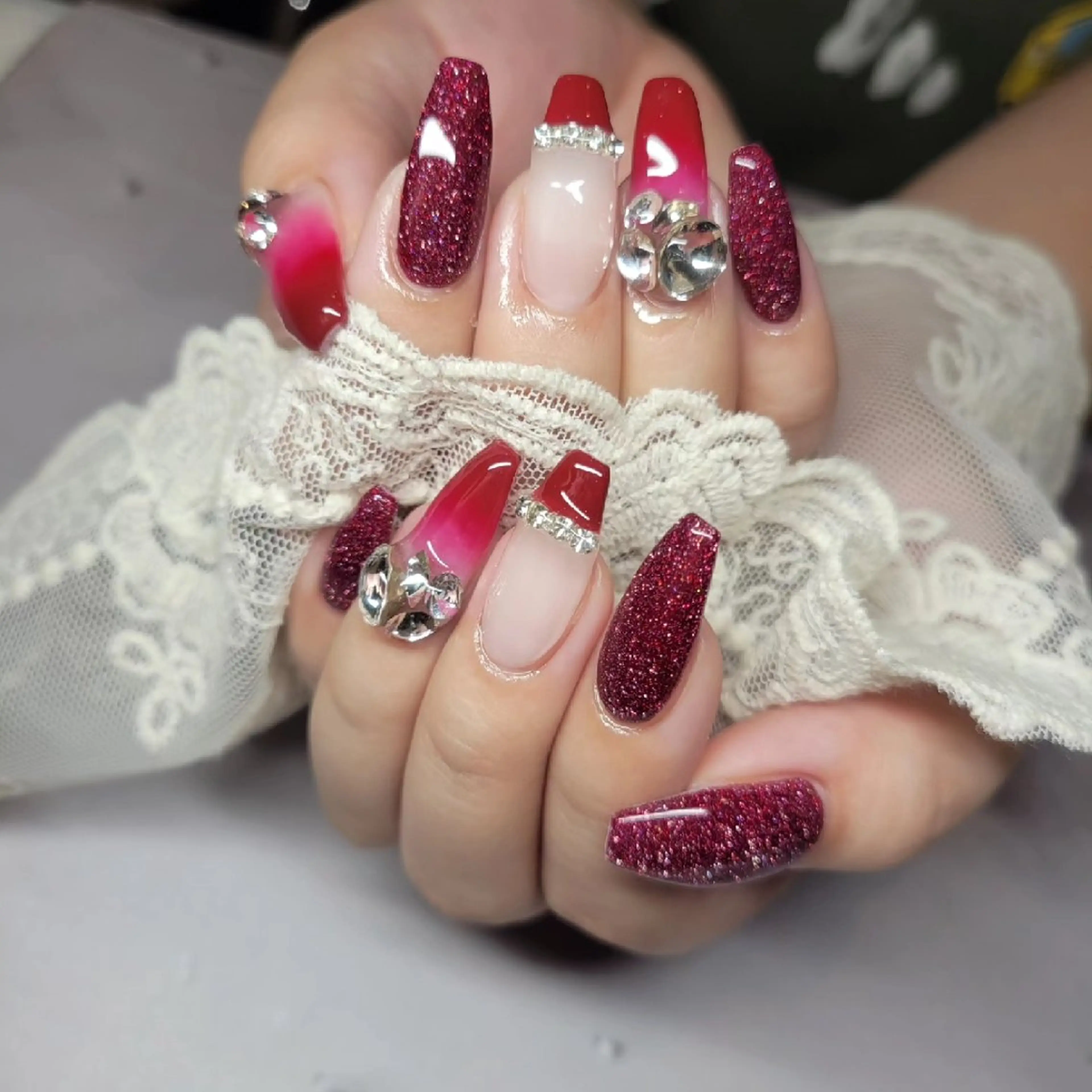 ネイル ボルドー フラッシュネイル キラキラネイル 赤色 冬ネイル Nail salon Coco所属・Nail salon Coco【溝の口駅】のネイルデザイン