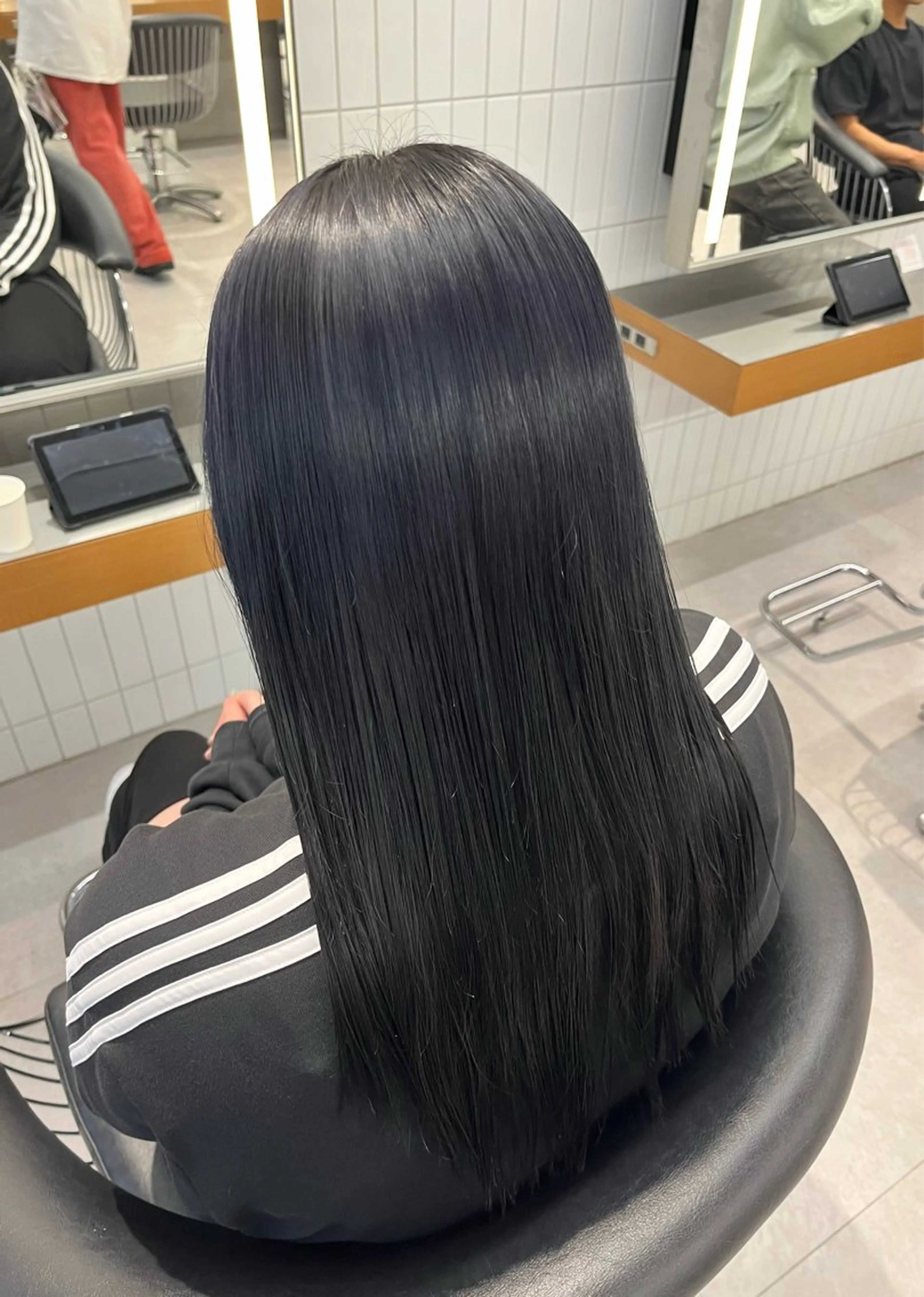 ミディアム カラー ヘアカラー 圧倒的 毛流れ センターパートのヘアスタイル