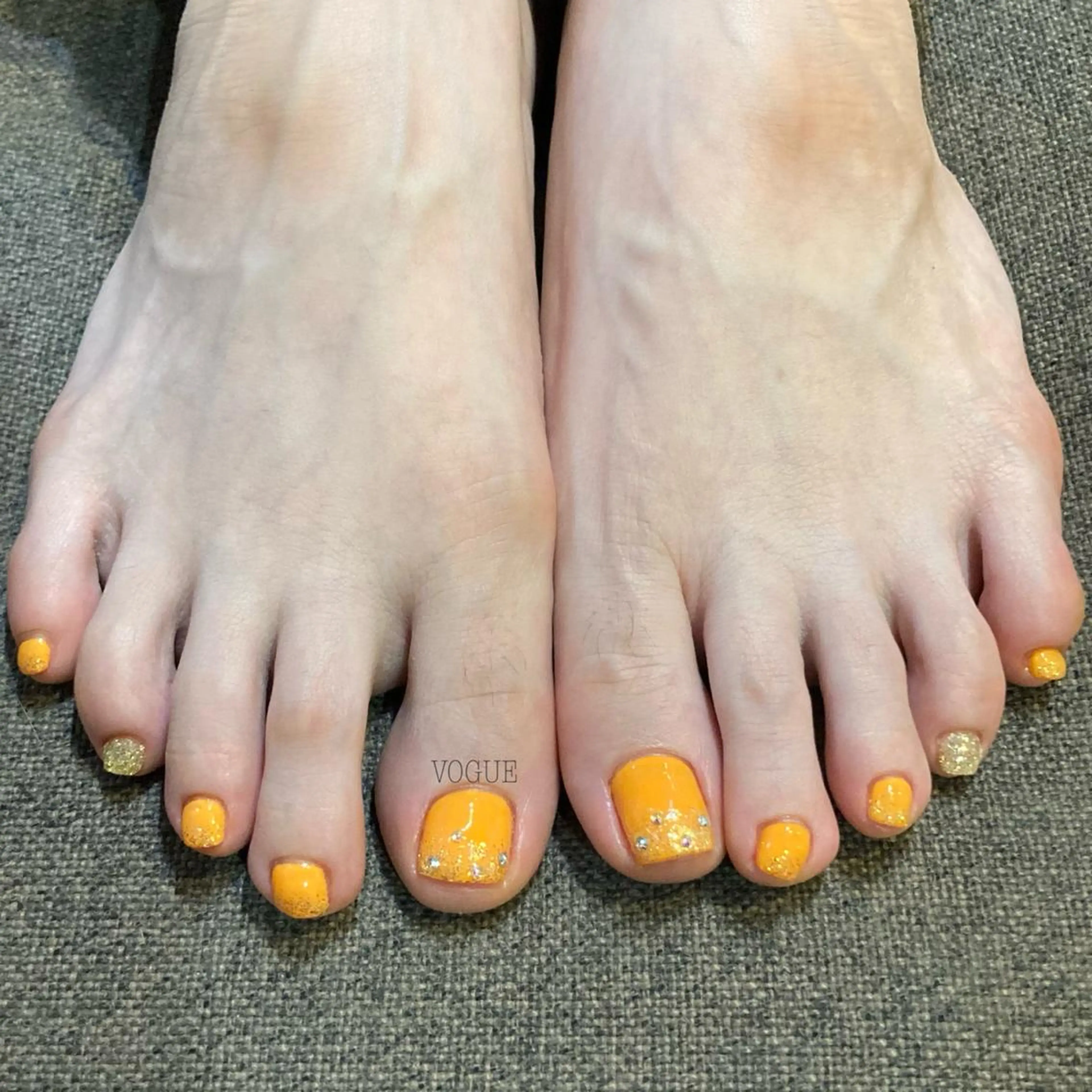 ネイル ゴールド オレンジ フットネイル VOGUE ×SWANのネイルデザイン