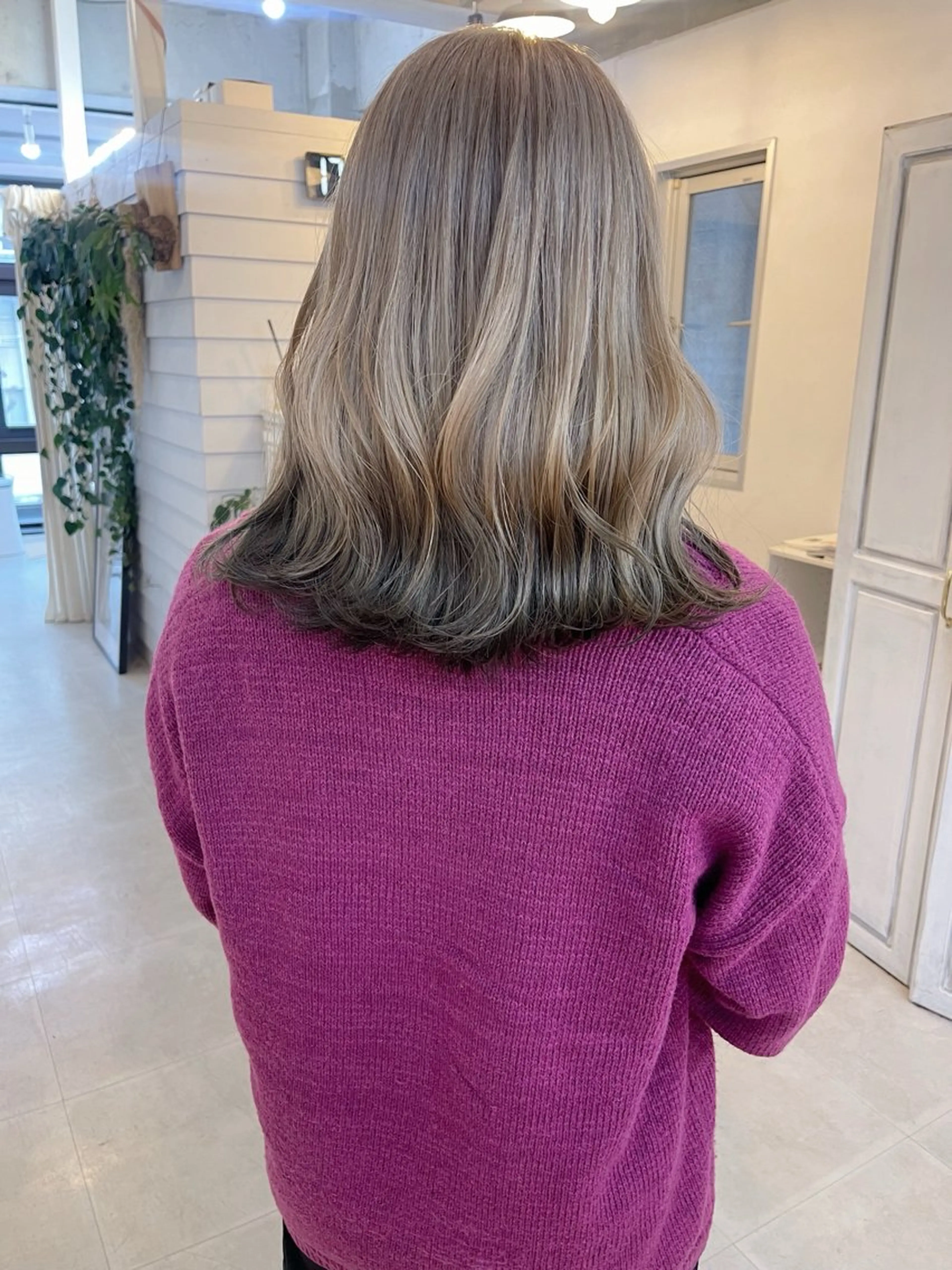 ミディアム カラー ベージュカラー デザインカラー ミルクティーベージュ ヘアカラー トリートメント AiM 大名　似合わせカットのヘアスタイル