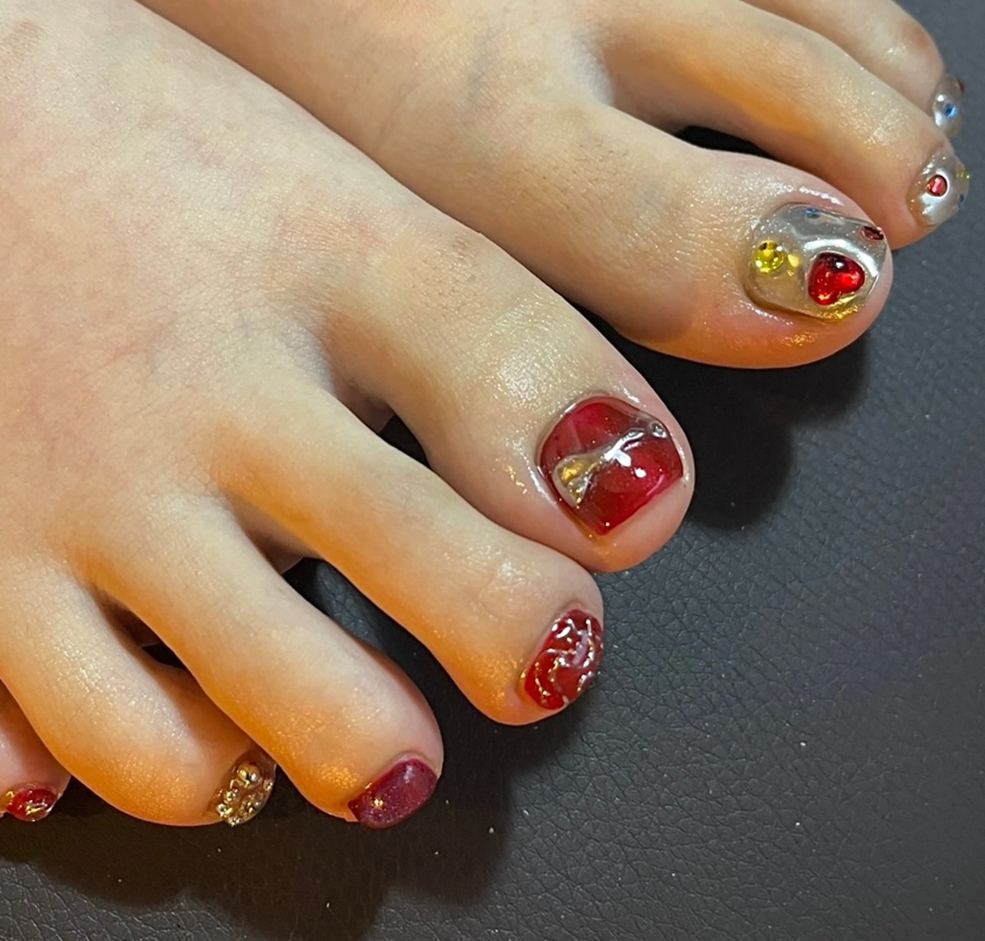 ネイル ドット フットネイル 赤色 シルバー フリーランス¨̮⃝ ネイリストOKADAのネイルデザイン