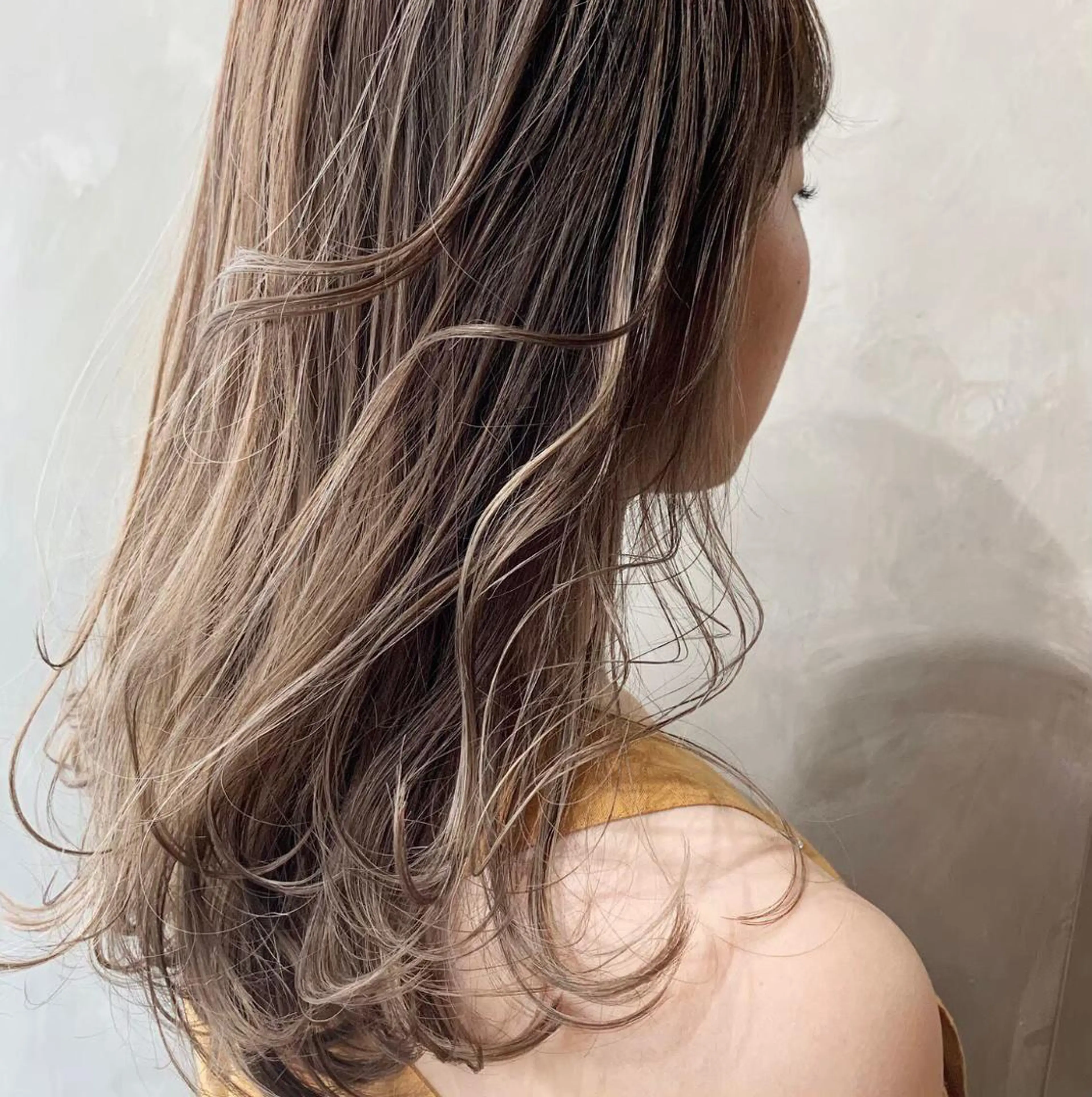 ロング カラー ヘアアレンジ キッズ アディクシーカラー バレイヤージュ ミストバング ベージュカラー 黒髪 カラー特化サロン Eir心斎橋のヘアスタイル