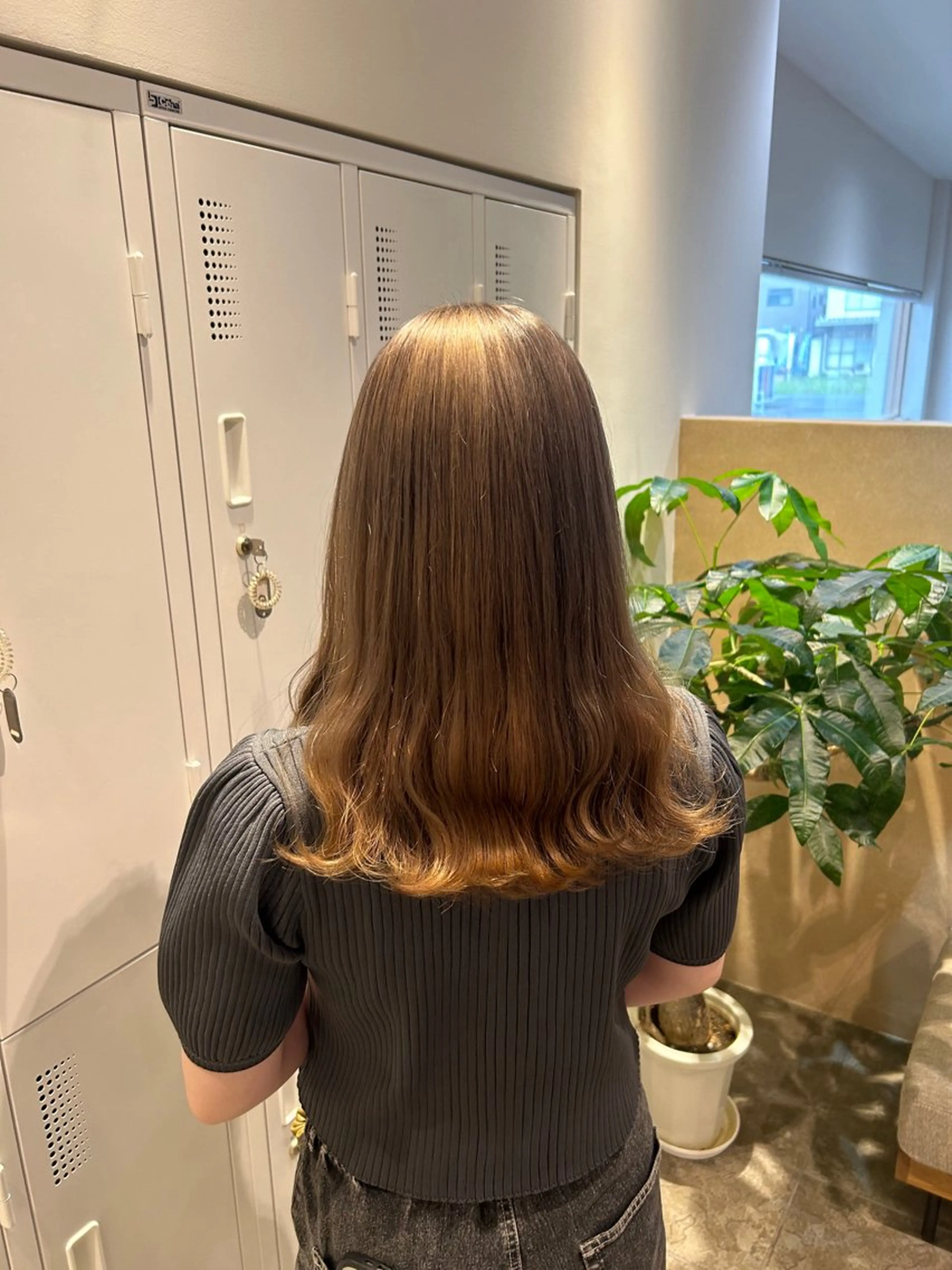 セミロング カラー ベージュカラー 青山 里帆のヘアスタイル