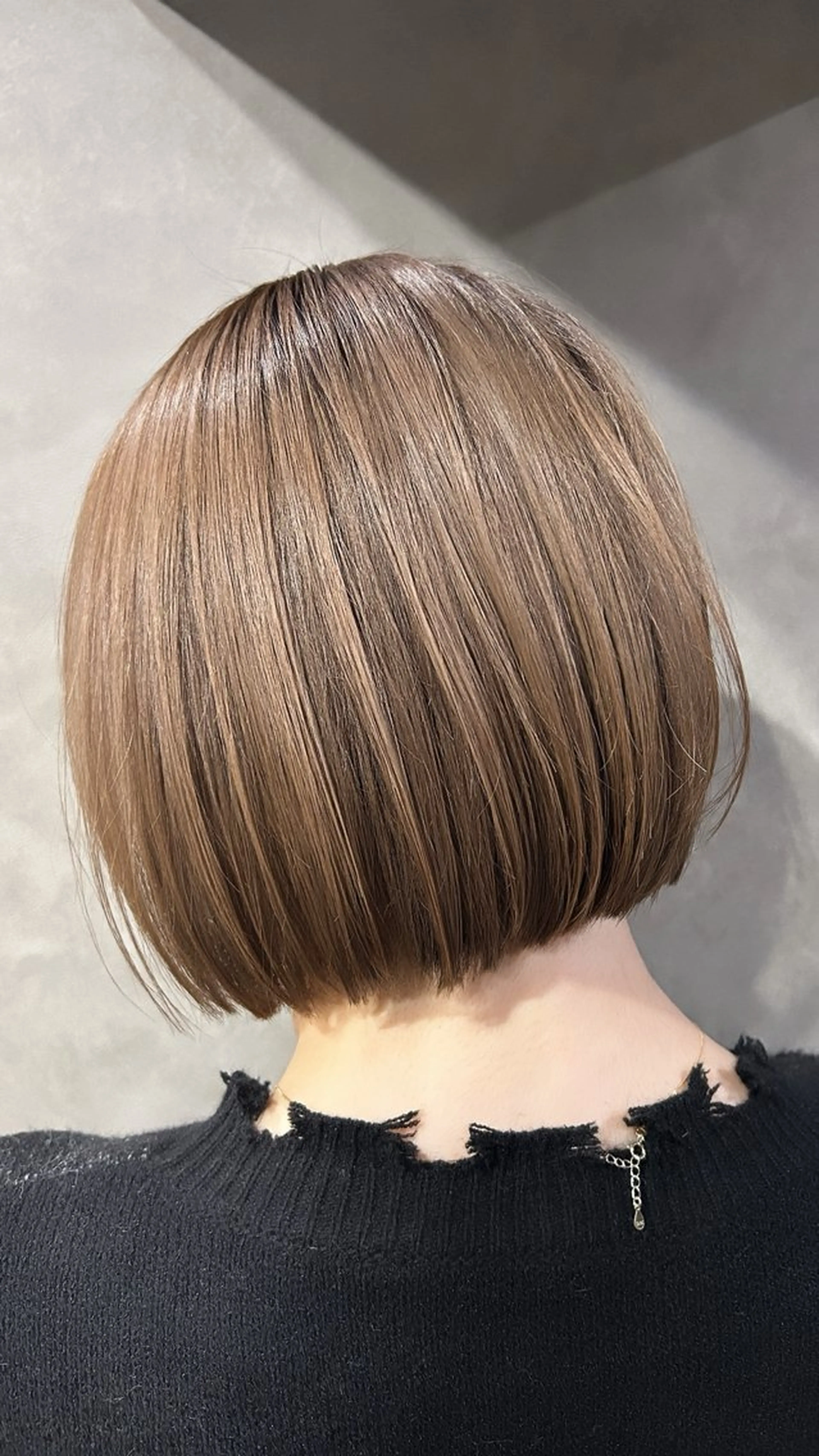 ショート カラー ベージュカラー ミルクティーベージュ 艶髪／ハイトーン ブリーチ／髪質改善のヘアスタイル