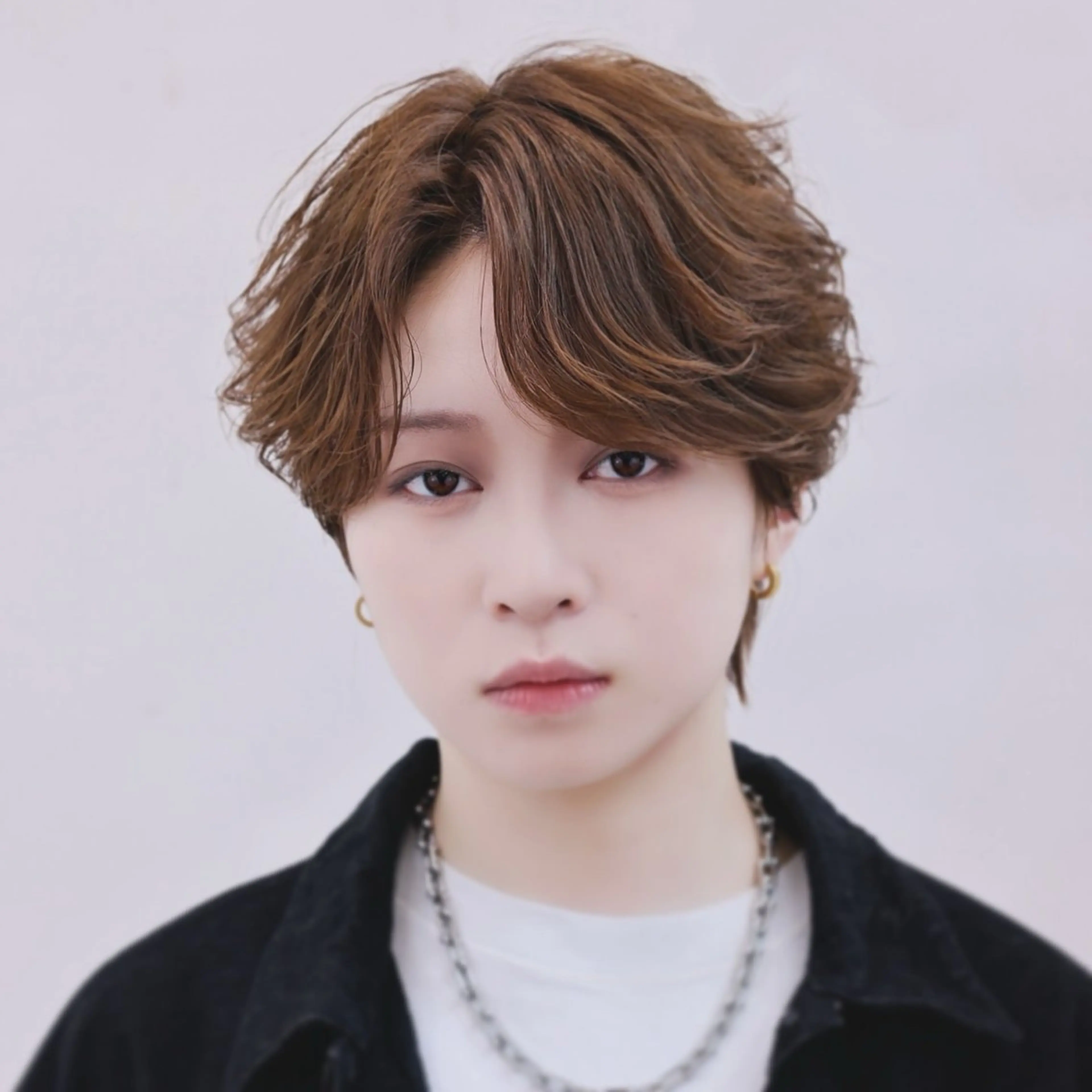 ショート カラー パーマ メンズ メンズパーマ ニュアンスパーマ 毛流れセンターパート /パーマ/モリオのヘアスタイル