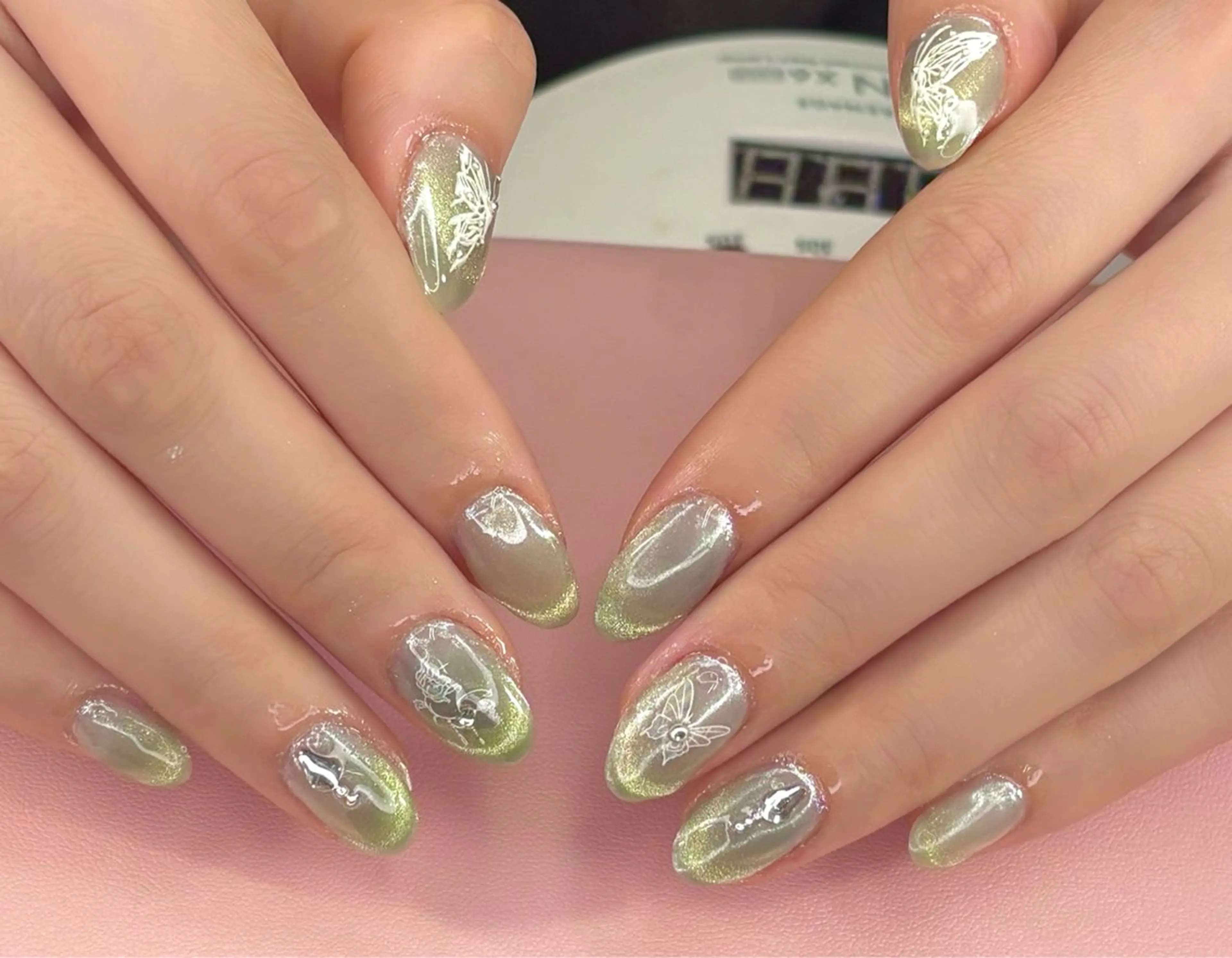 マグネットネイルデザイン　(2本　アート　、リボン、シル、。。。)の写真