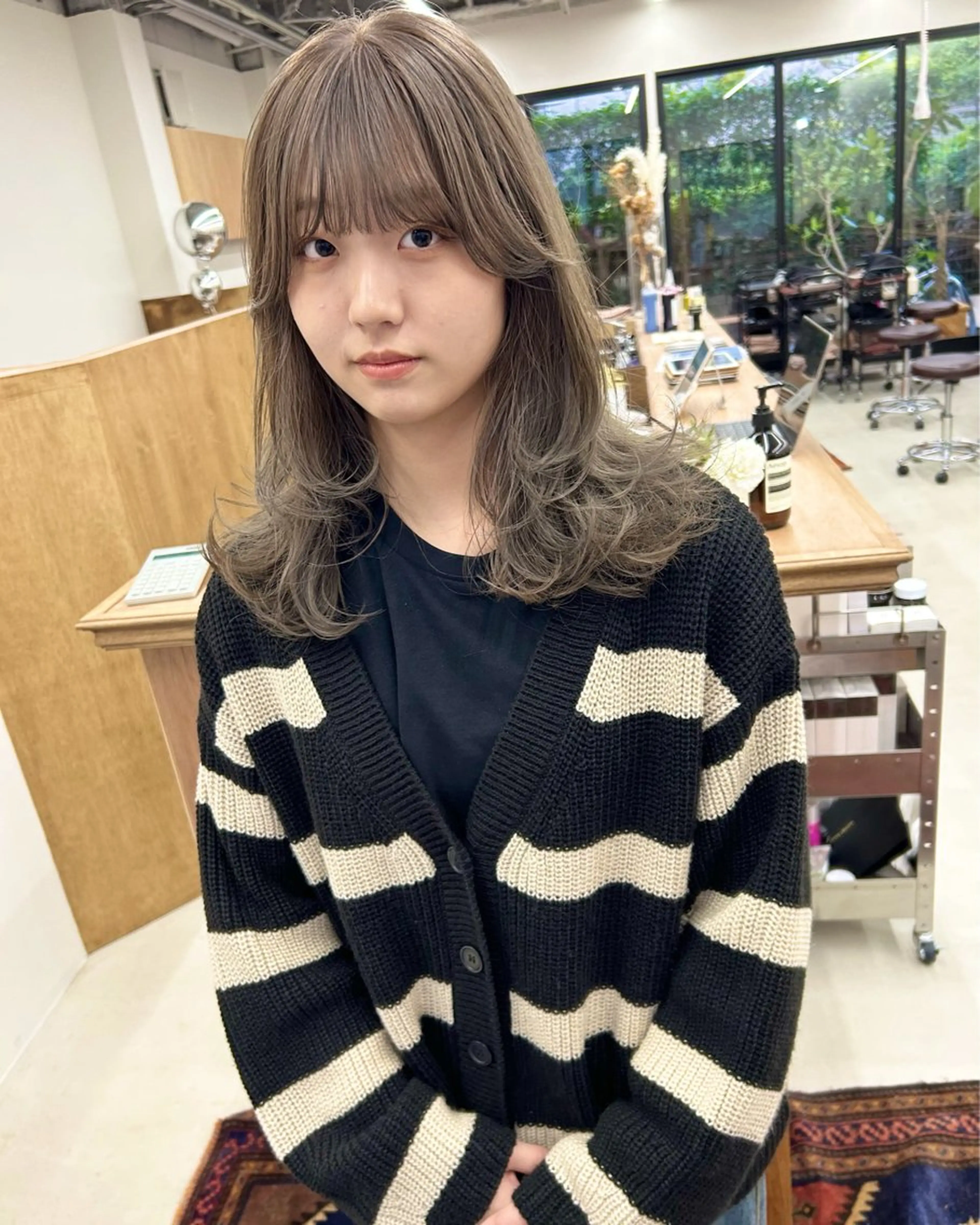 セミロング カラー パーマ ヘアアレンジ レイヤーカット 髪と音処　マトぺ所属・デザインカラー/ボブ ブリーチカラー/ユリのヘアスタイル