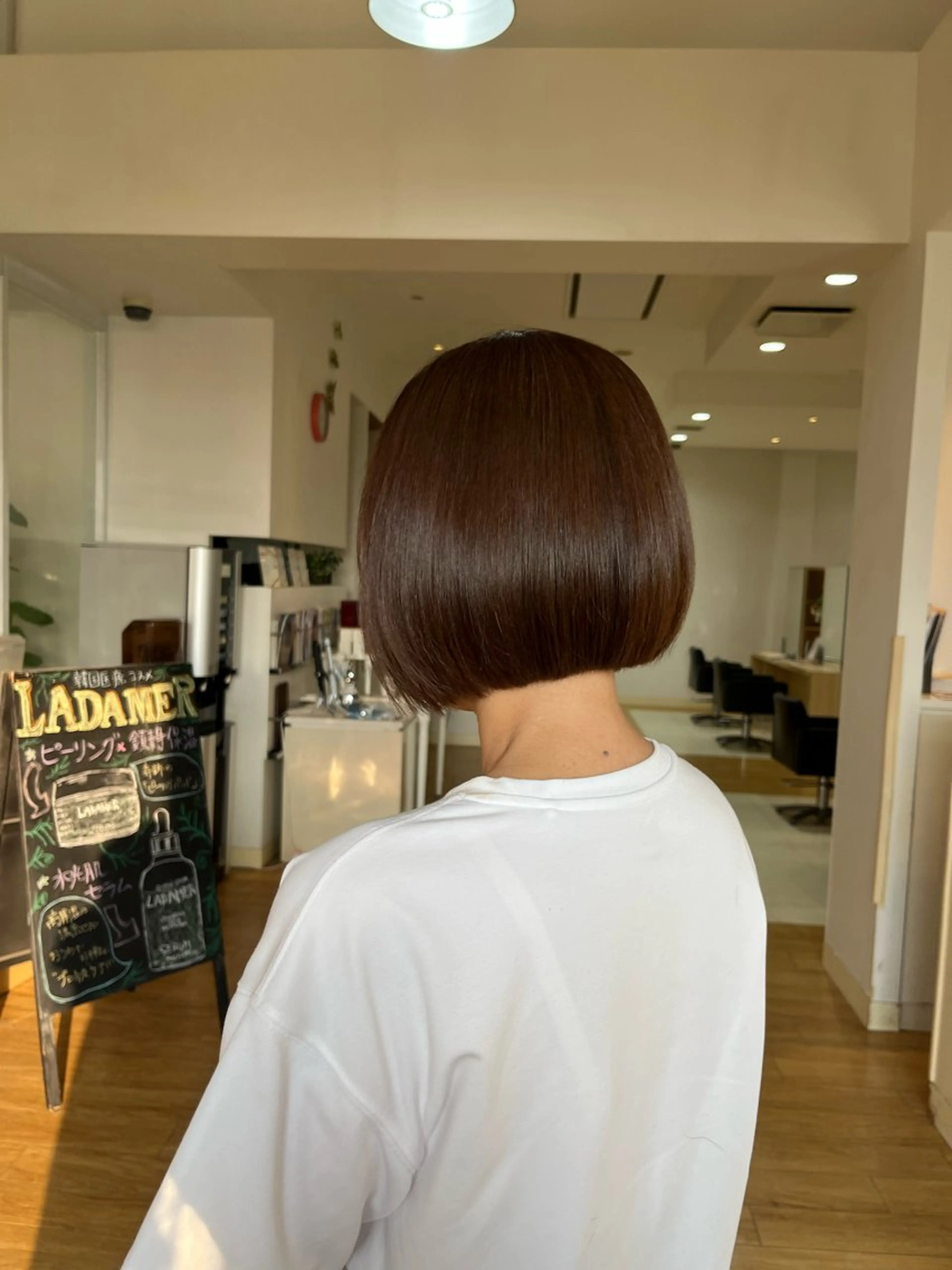 ショート ボブ カット ヘアカラー 富永 美玖のヘアスタイル