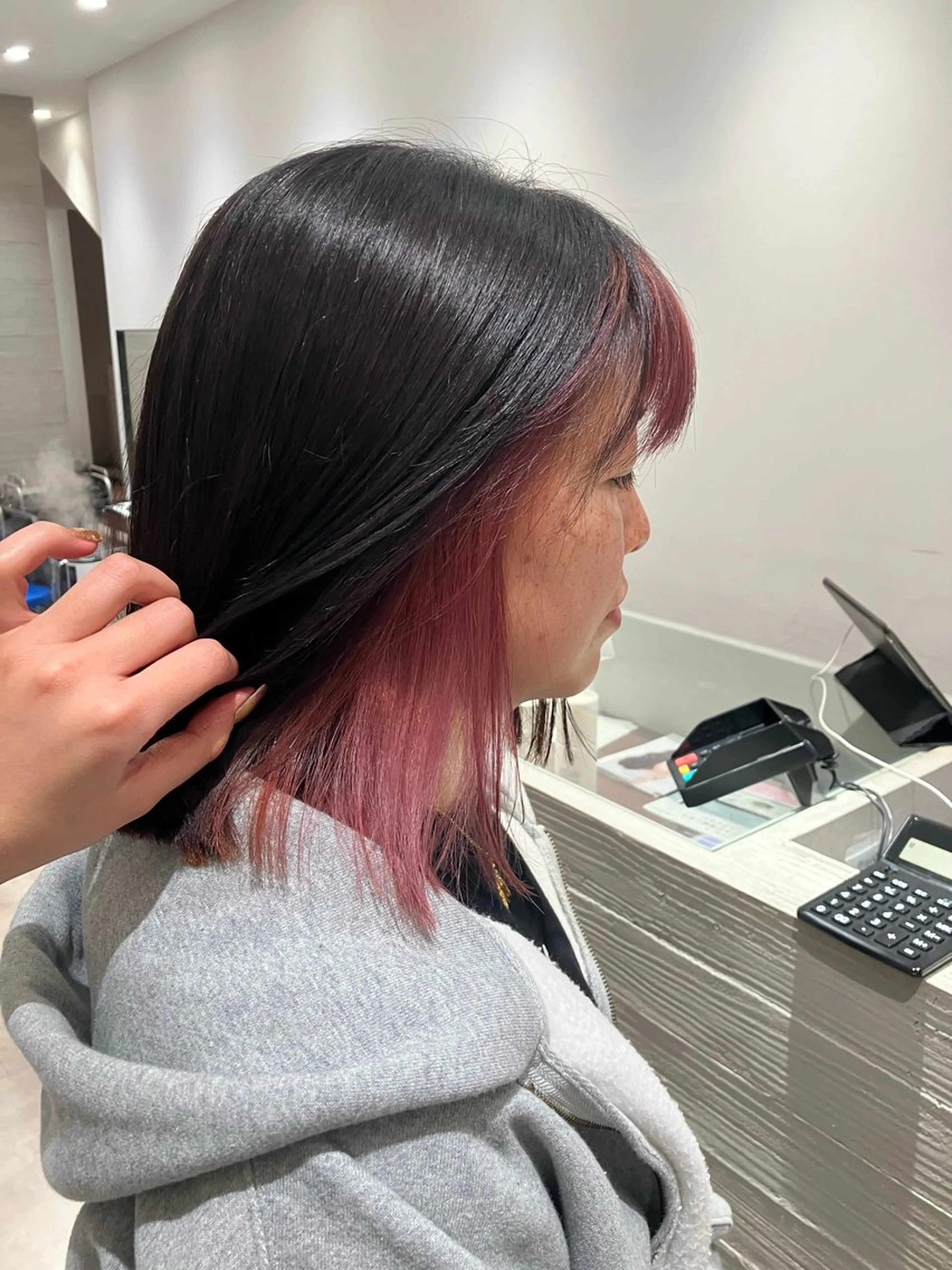 ショート カラー ブリーチ ピンクカラー ボブ サキ🤍ハイトーン 🩰くびれ巻きヘアのヘアスタイル