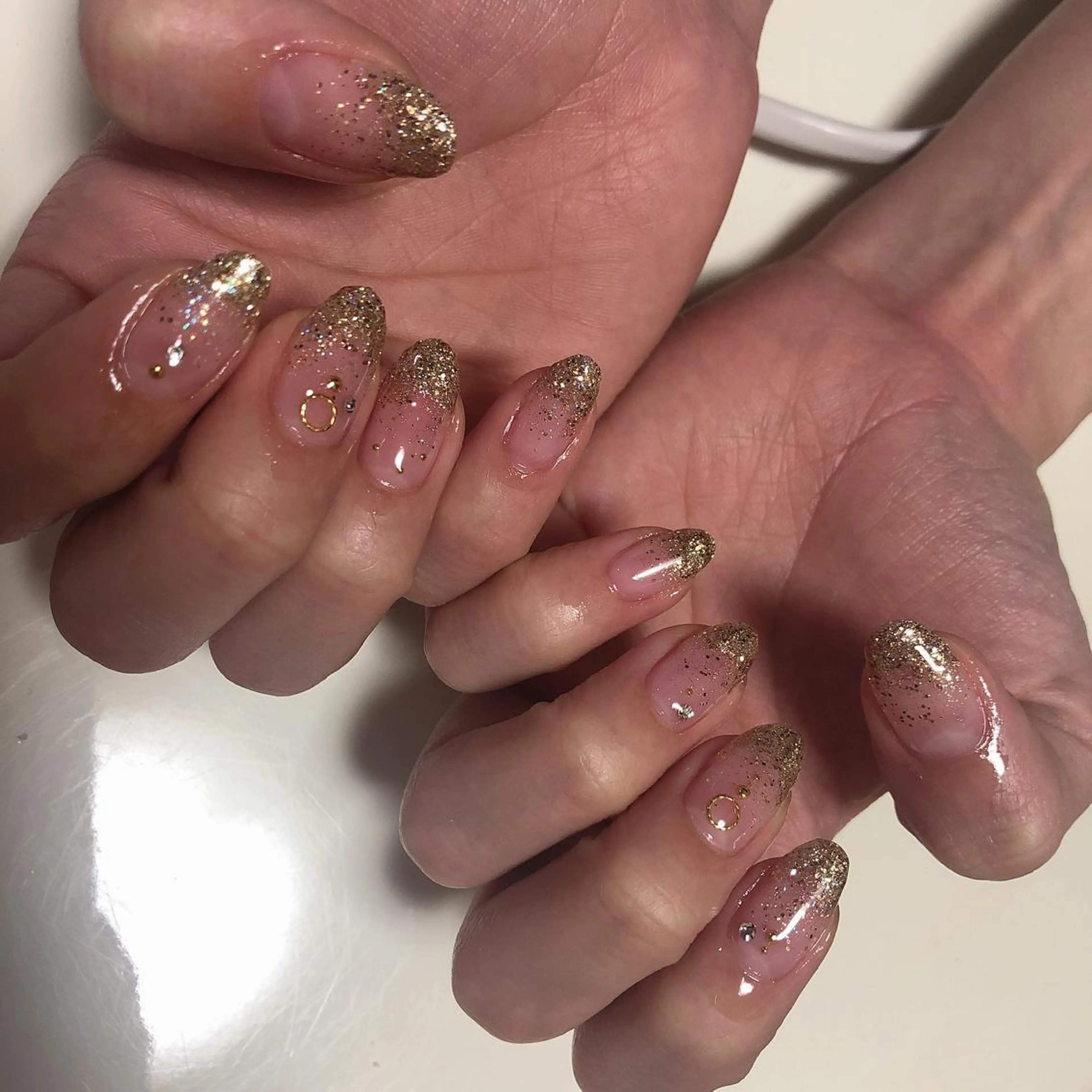 ネイル ゴールド グラデーション ラメ(グリッター) NORA nail UMEDA MAIのネイルデザイン