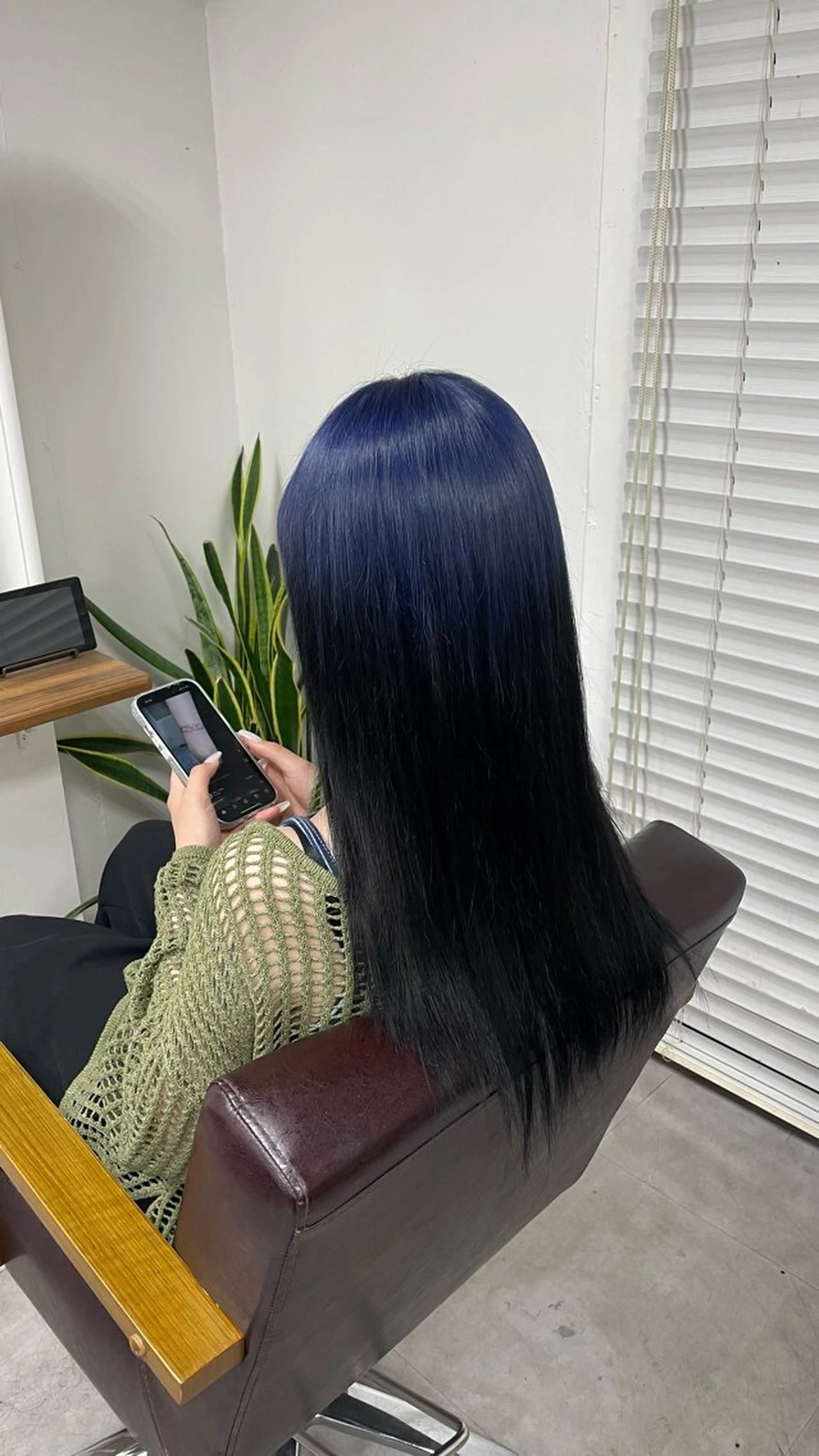 ロング カラー 黒髪 ブルーカラー 川原 飛奈のヘアスタイル