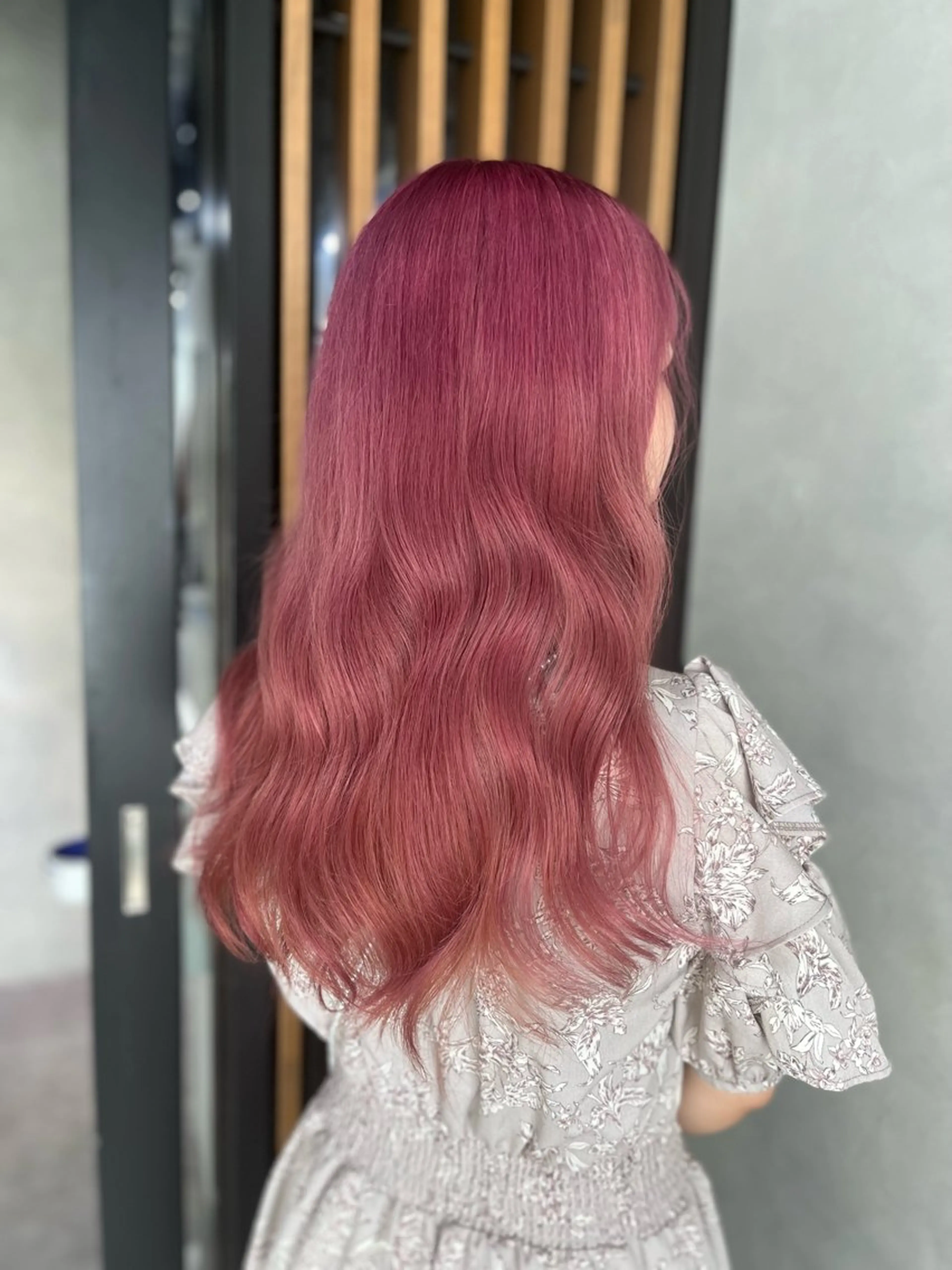 セミロング パープルカラー 濱川響太レディース カットモデルのヘアスタイル