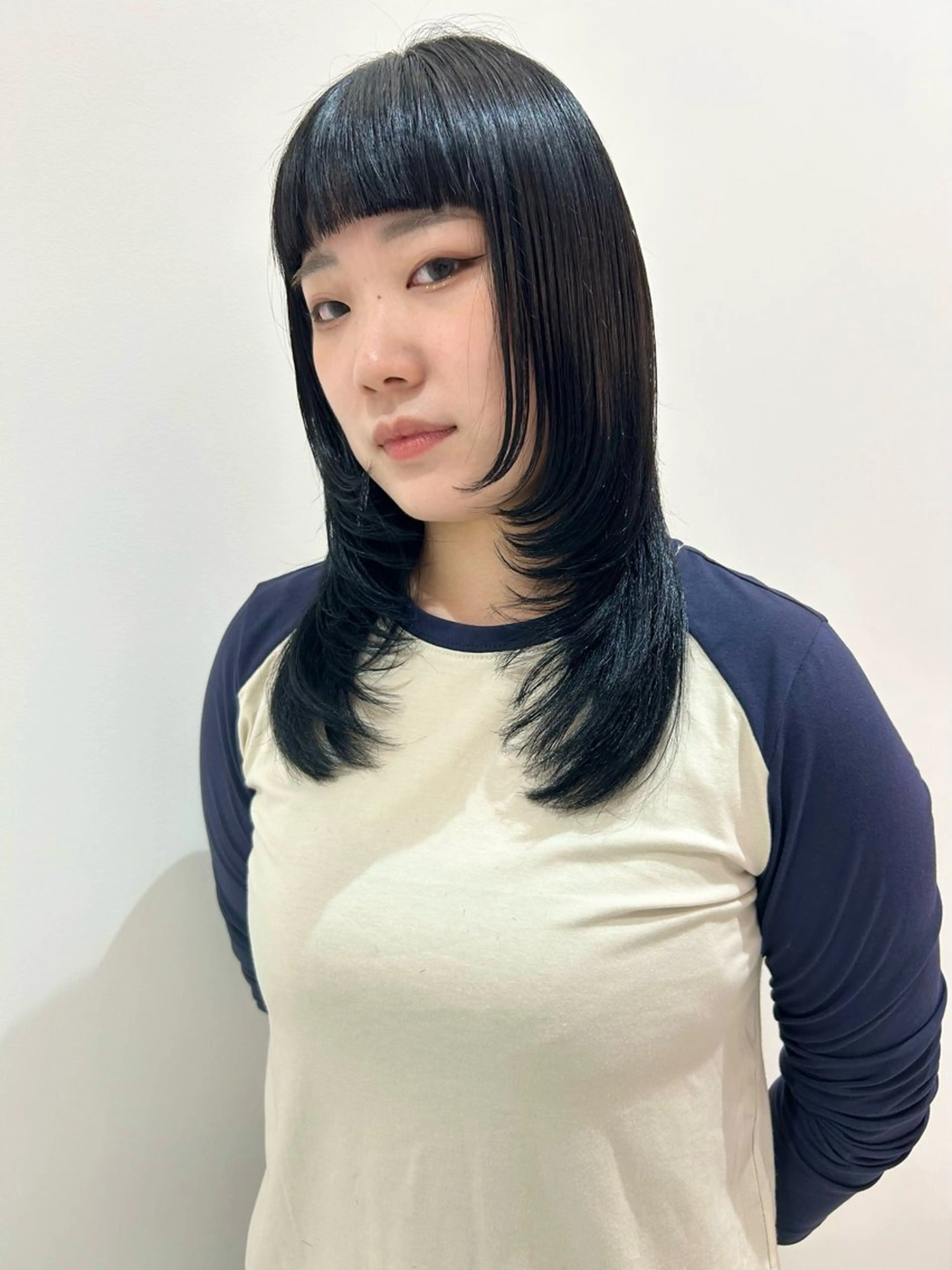 ミディアム カラー 黒髪 ハイレイヤー レイヤーカット ハイトーン/ブリーチ 似合せカット/パーマのヘアスタイル