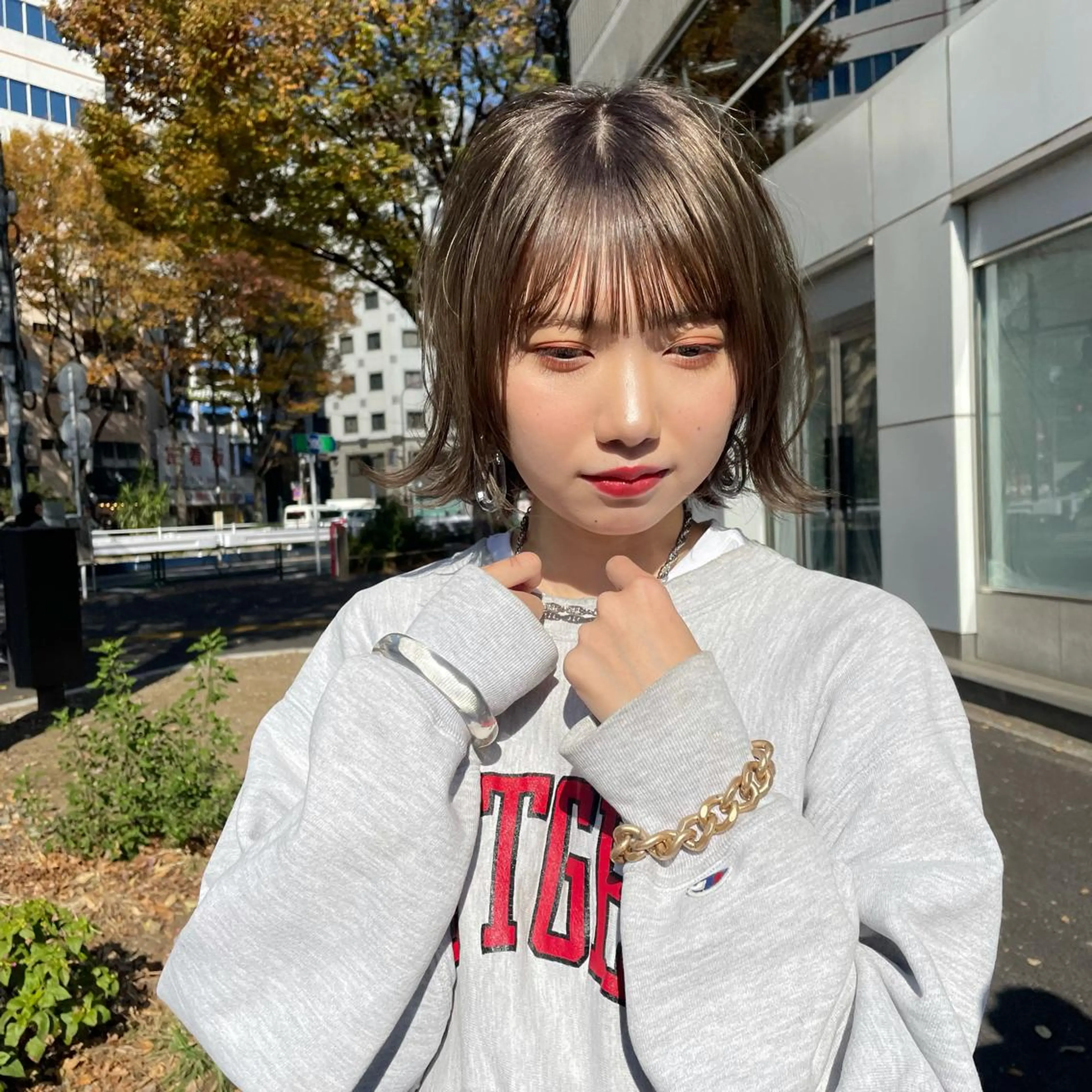 ショート カラー グレージュ ボブ 外ハネヘア ショート ボブ メンズ パーマのヘアスタイル