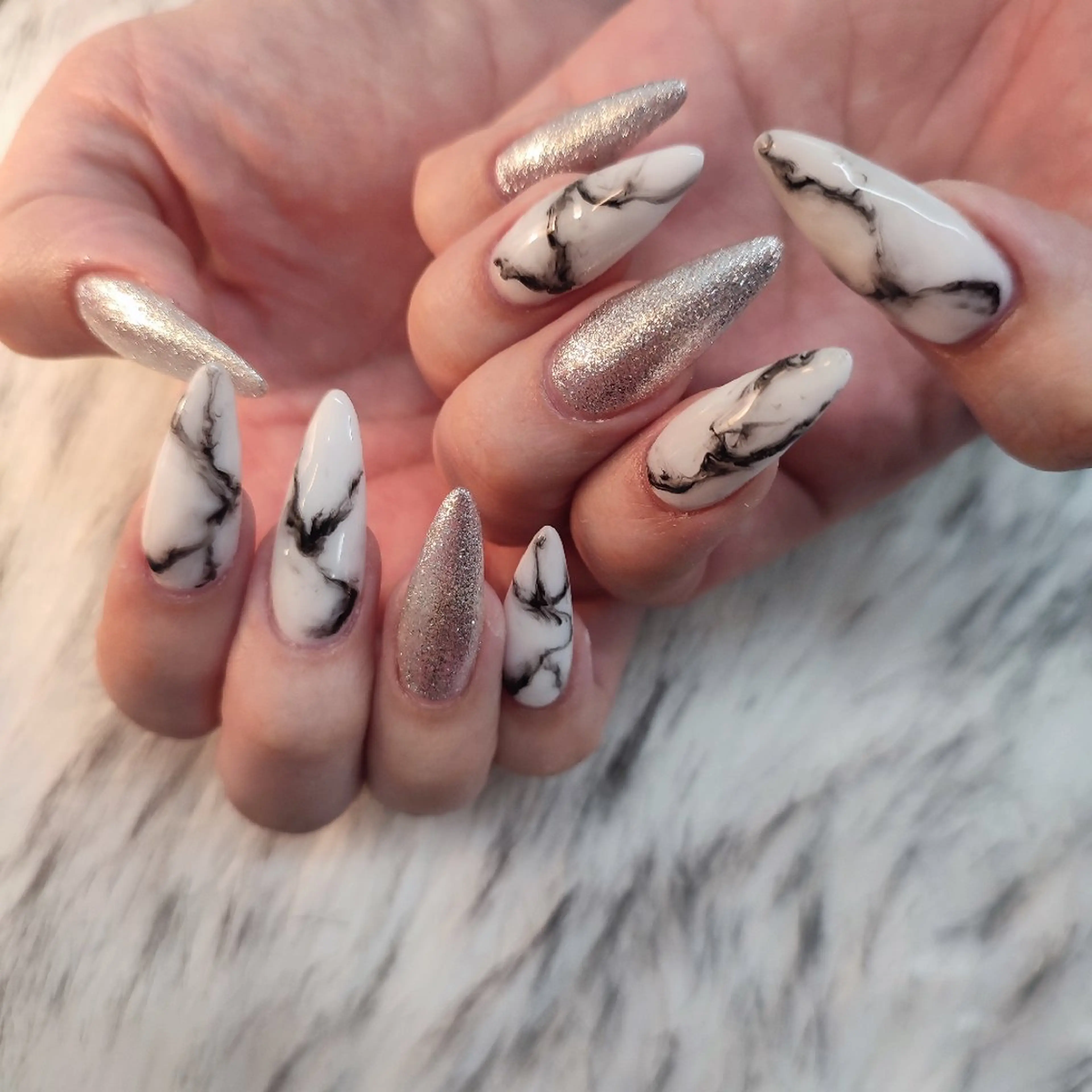 ネイル ハンドネイル RUNWAY 　　の眉毛・アイブロウイメージ