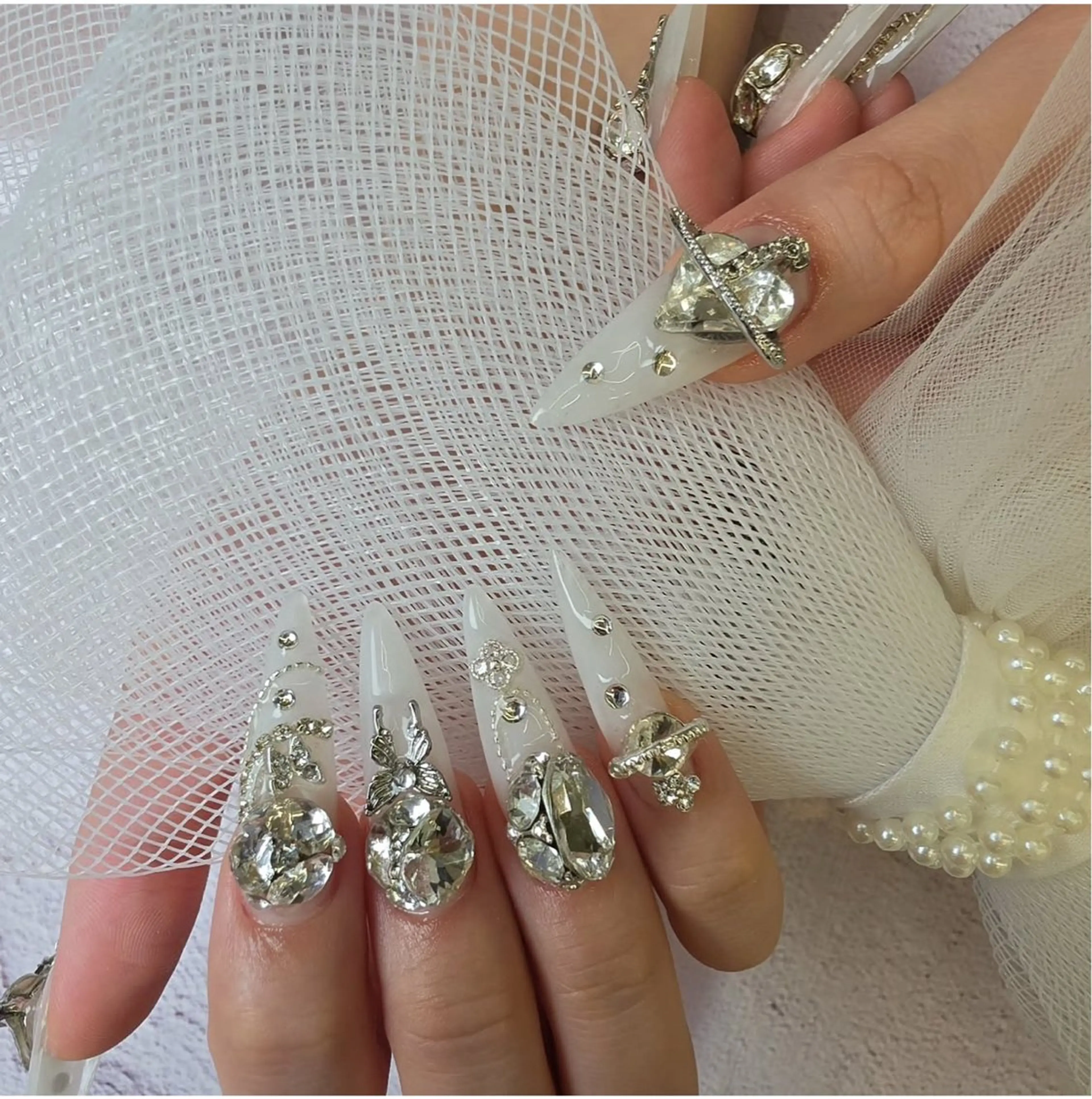 ネイル キラキラネイル マグネットネイル ぷっくりネイル 春ネイル ワンホンネイル ハンドネイル Lyna 池袋のネイルデザイン