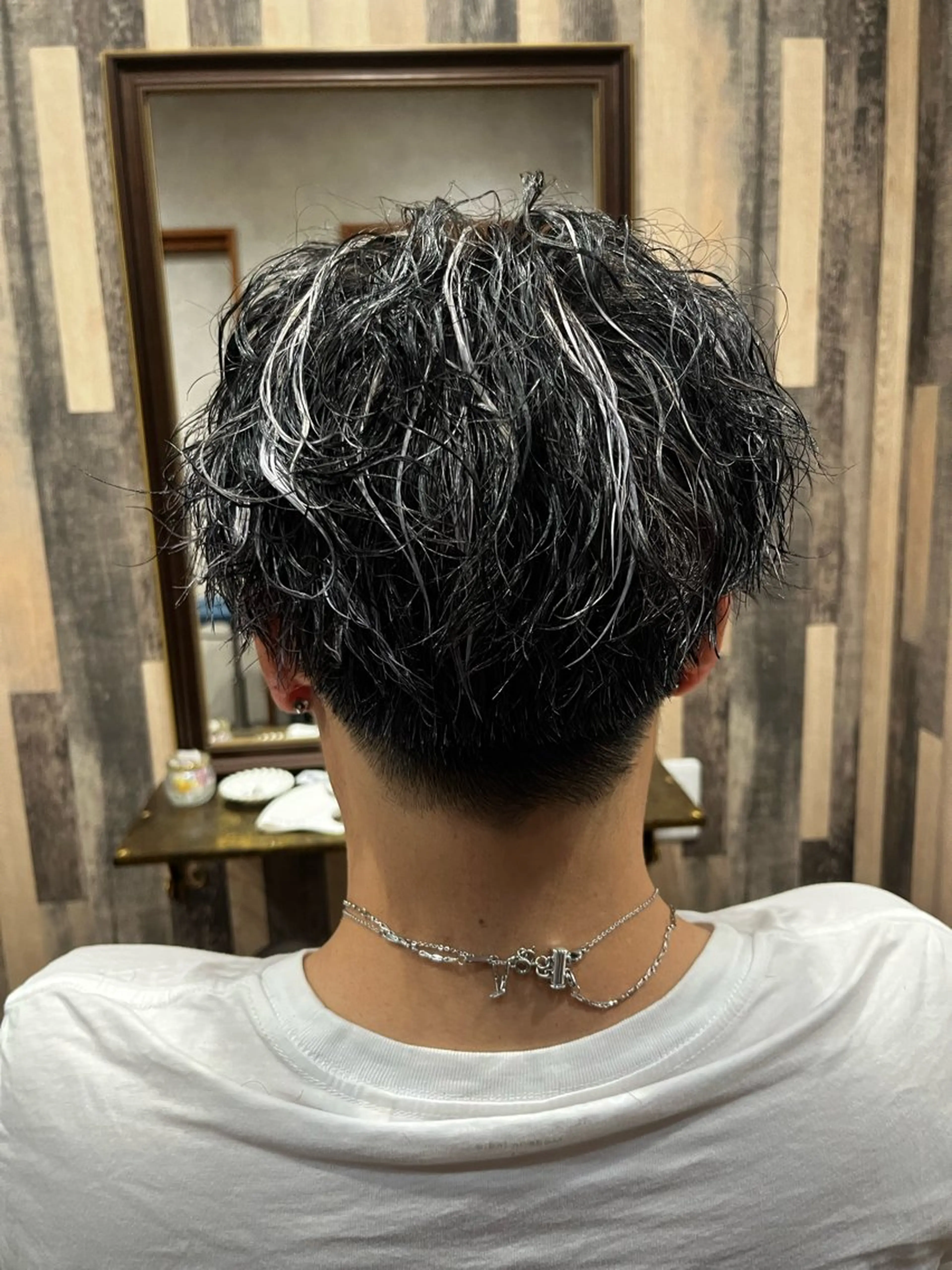 ミディアム カラー パーマ メンズ ミディアムパーマ メンズハイライト メンズパーマ ツイストスパイラルパーマ ハイライトカラー メンズカット パーマ／稲葉のヘアスタイル