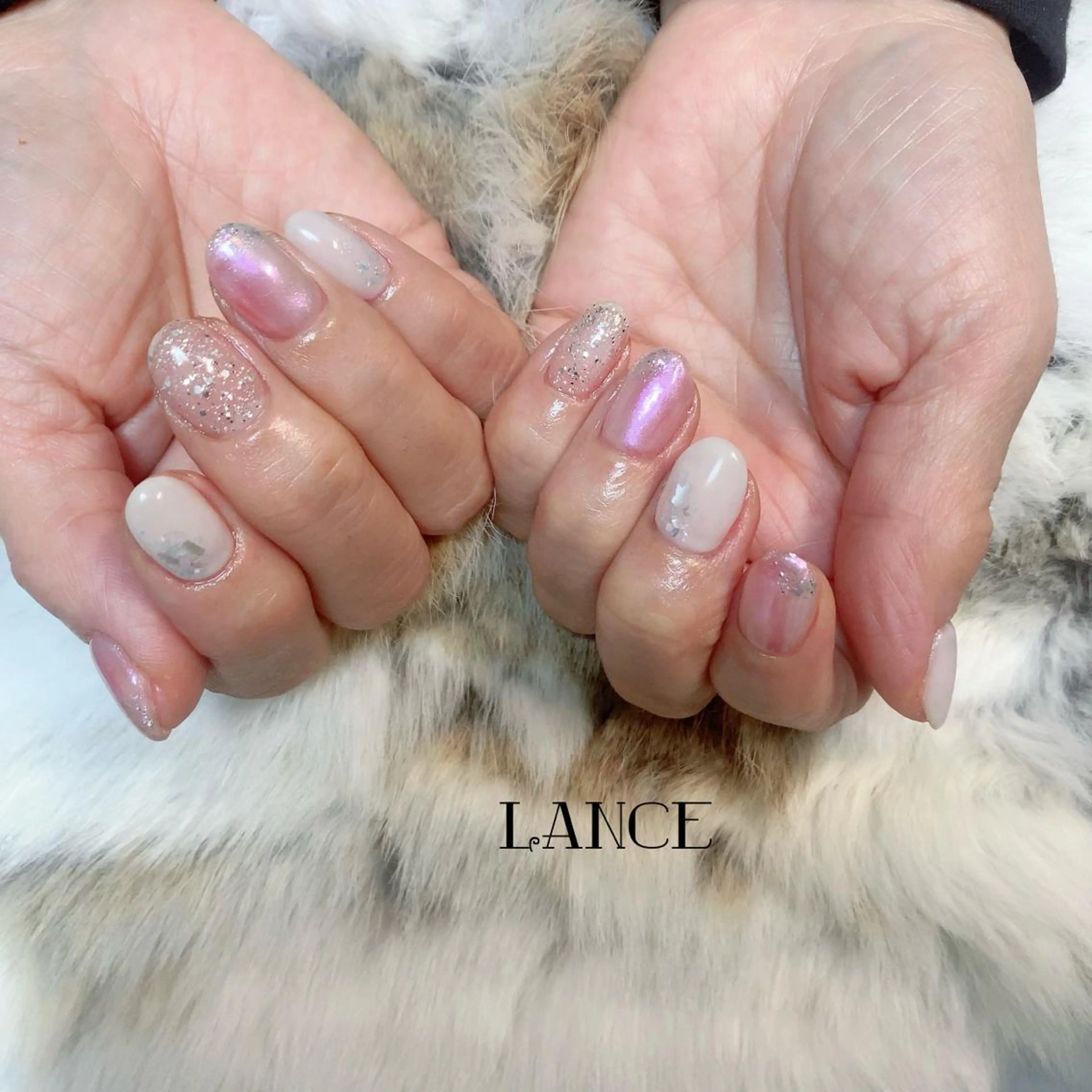 ミディアム ネイル オーロラネイル フレンチネイル キラキラネイル ワンホンネイル 冬ネイル ハンドネイル Lance nailのネイルデザイン