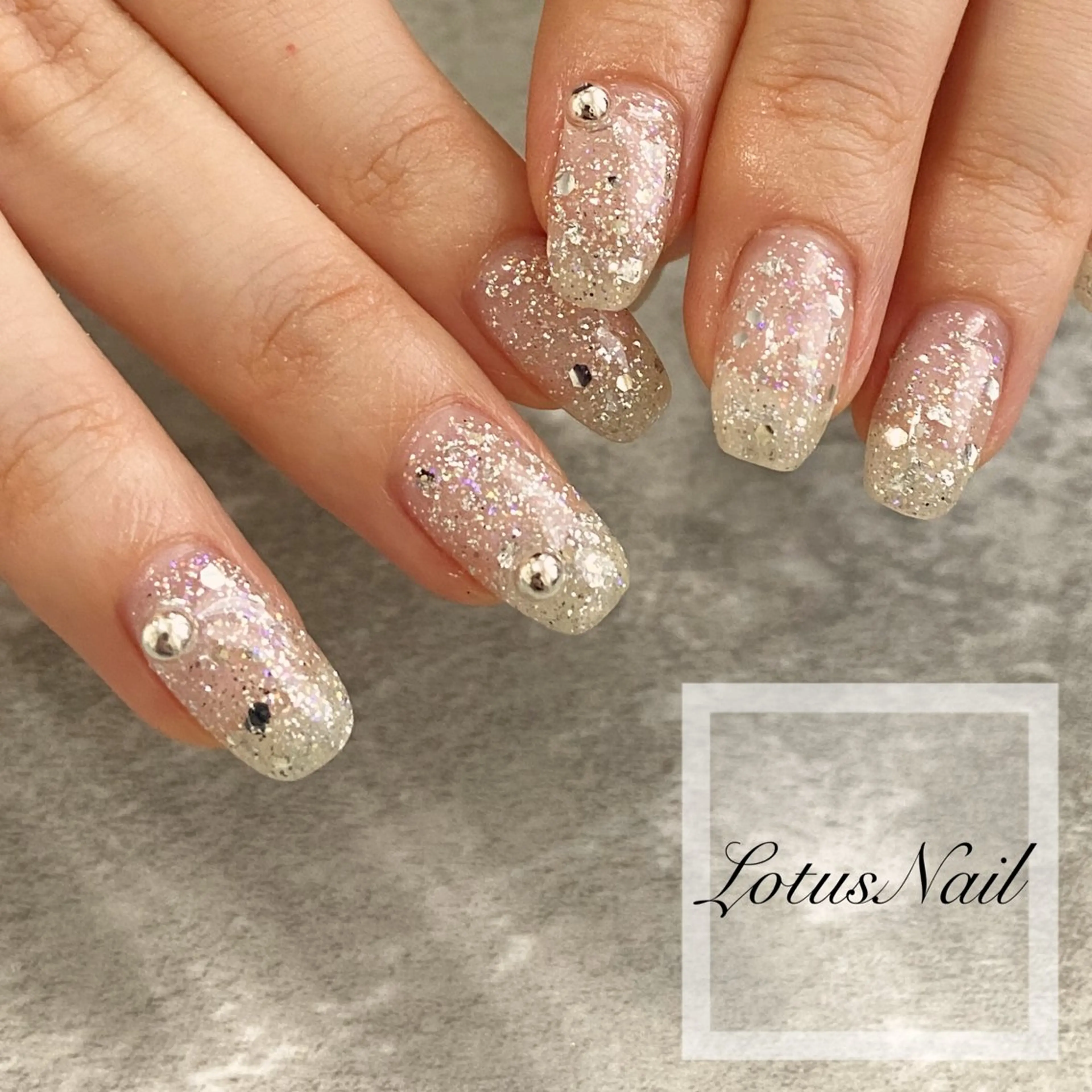 ネイル ラメ(グリッター) ニュアンスネイル ストーンネイル ハンドネイル Lotus Nailのネイルデザイン