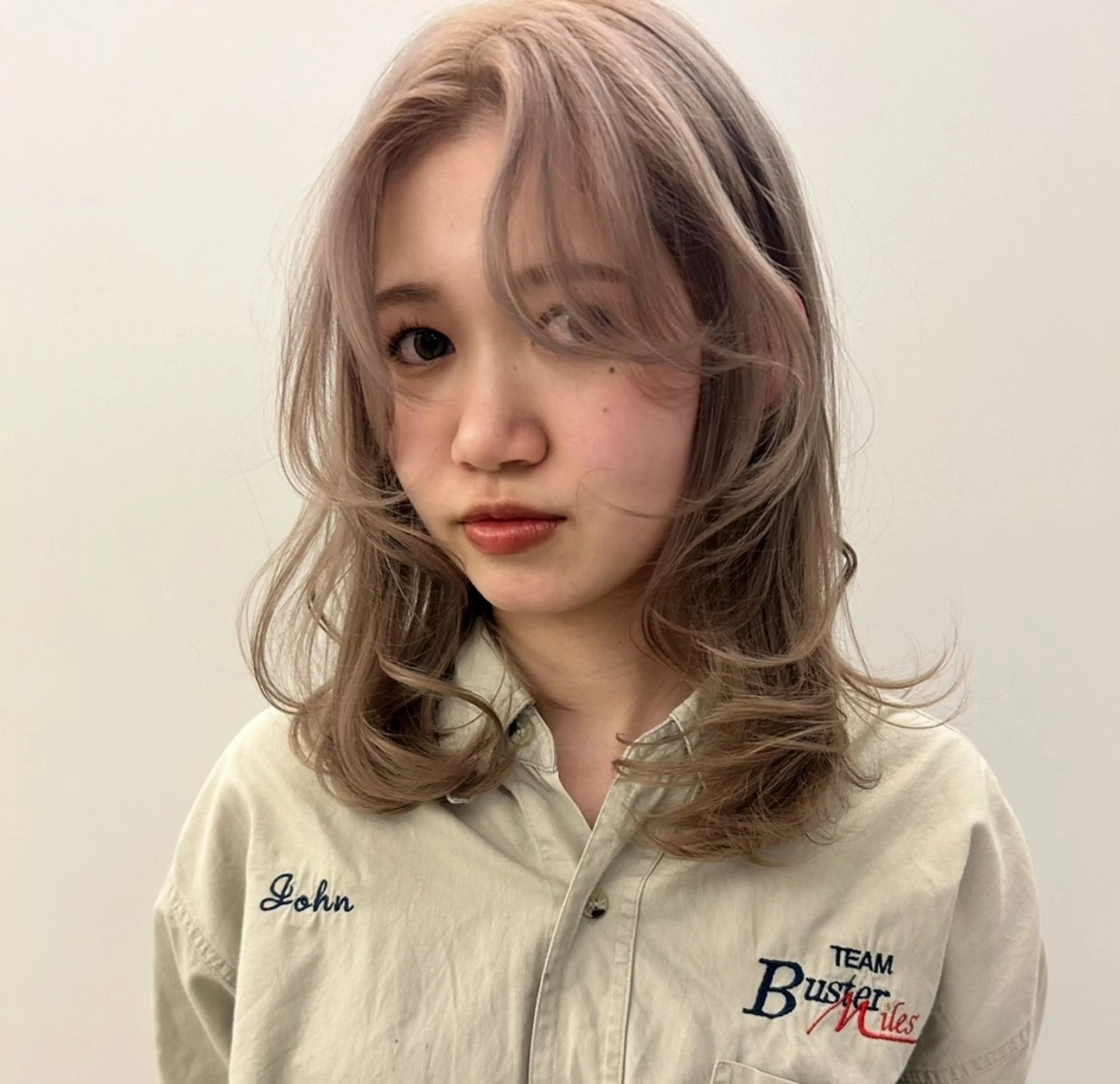 ミディアム カラー ベージュカラー レイヤーカット カット ヘアカラー トリートメント ハイトーン/ブリーチ 似合せカット/パーマのヘアスタイル