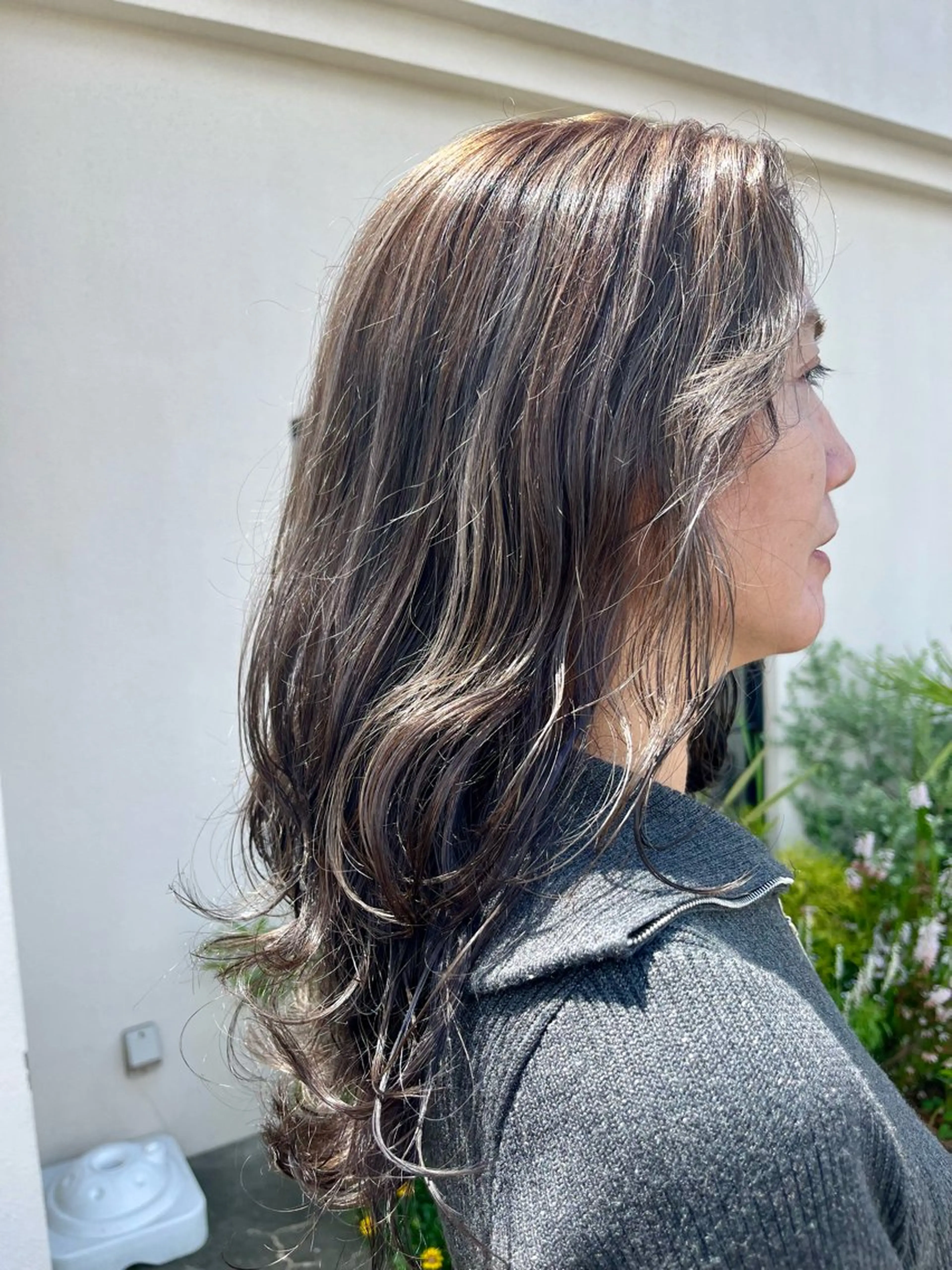 セミロング 外国人風カラー ハイライト ヘアカラー トリートメント 伊津 綾理彩のヘアスタイル