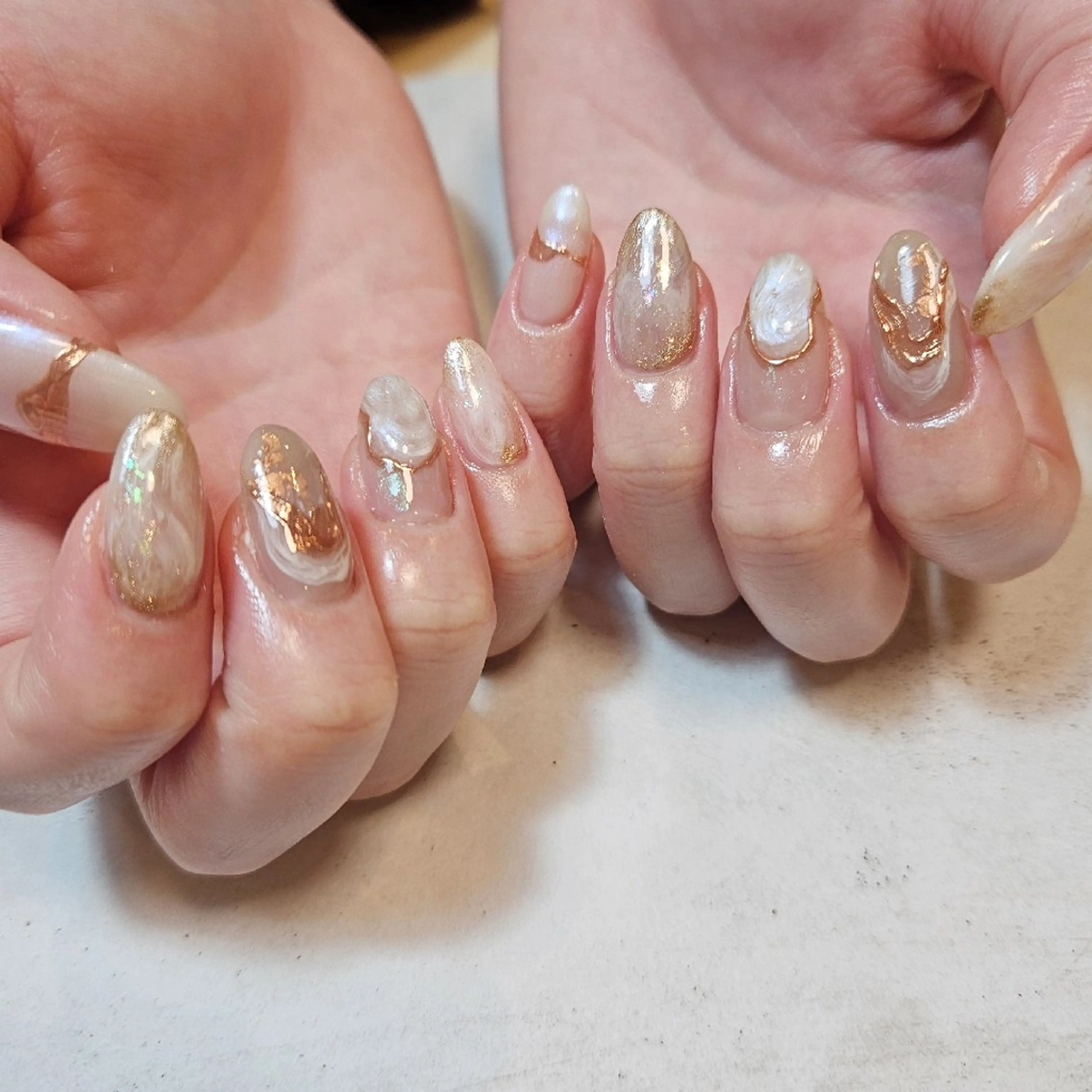 ネイル ゴールド ニュアンスネイル ピンク ホワイト 冬ネイル ハンドネイル Nailsalon manoのネイルデザイン