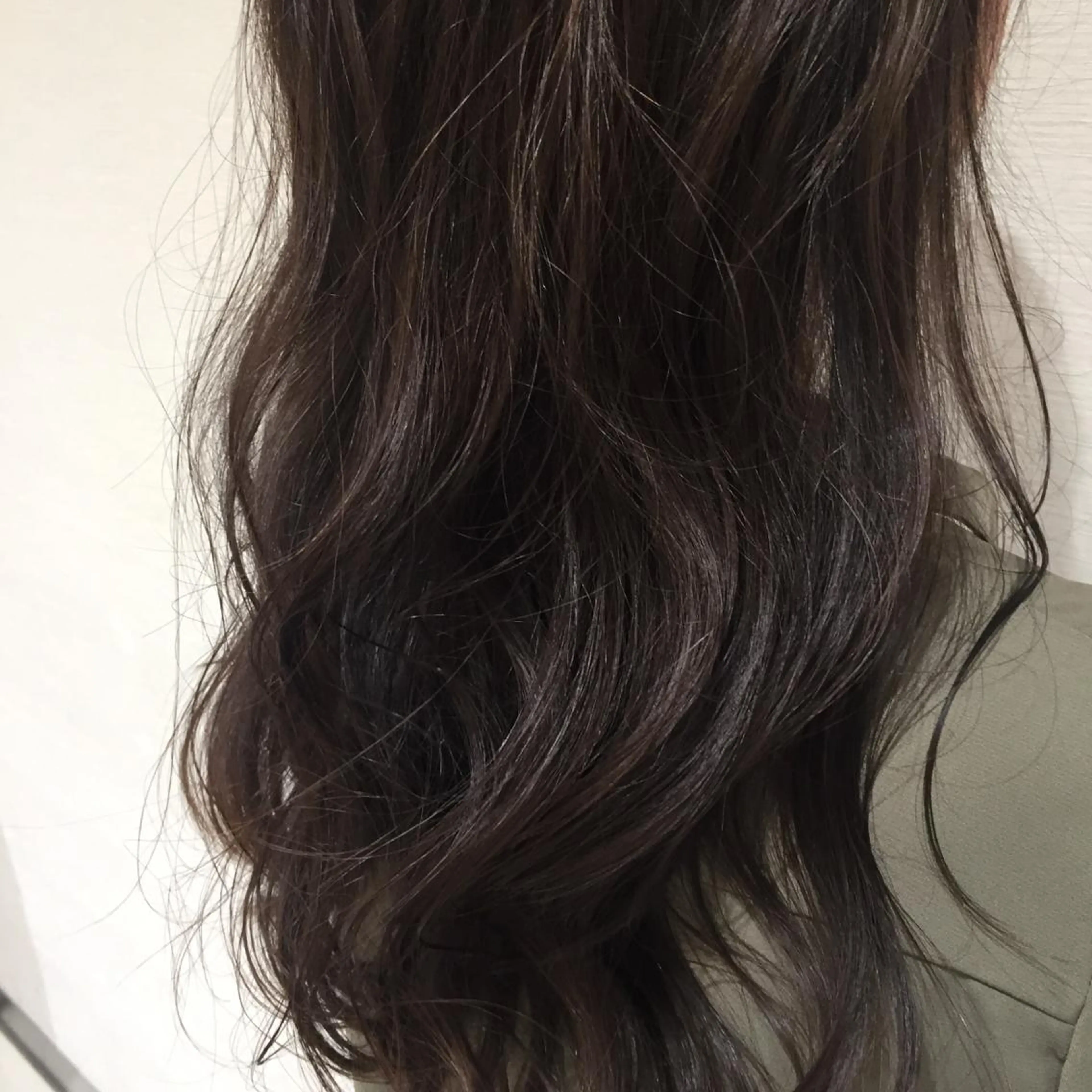 ロング カラー アッシュ アッシュグレー 赤阪 優奈のヘアスタイル