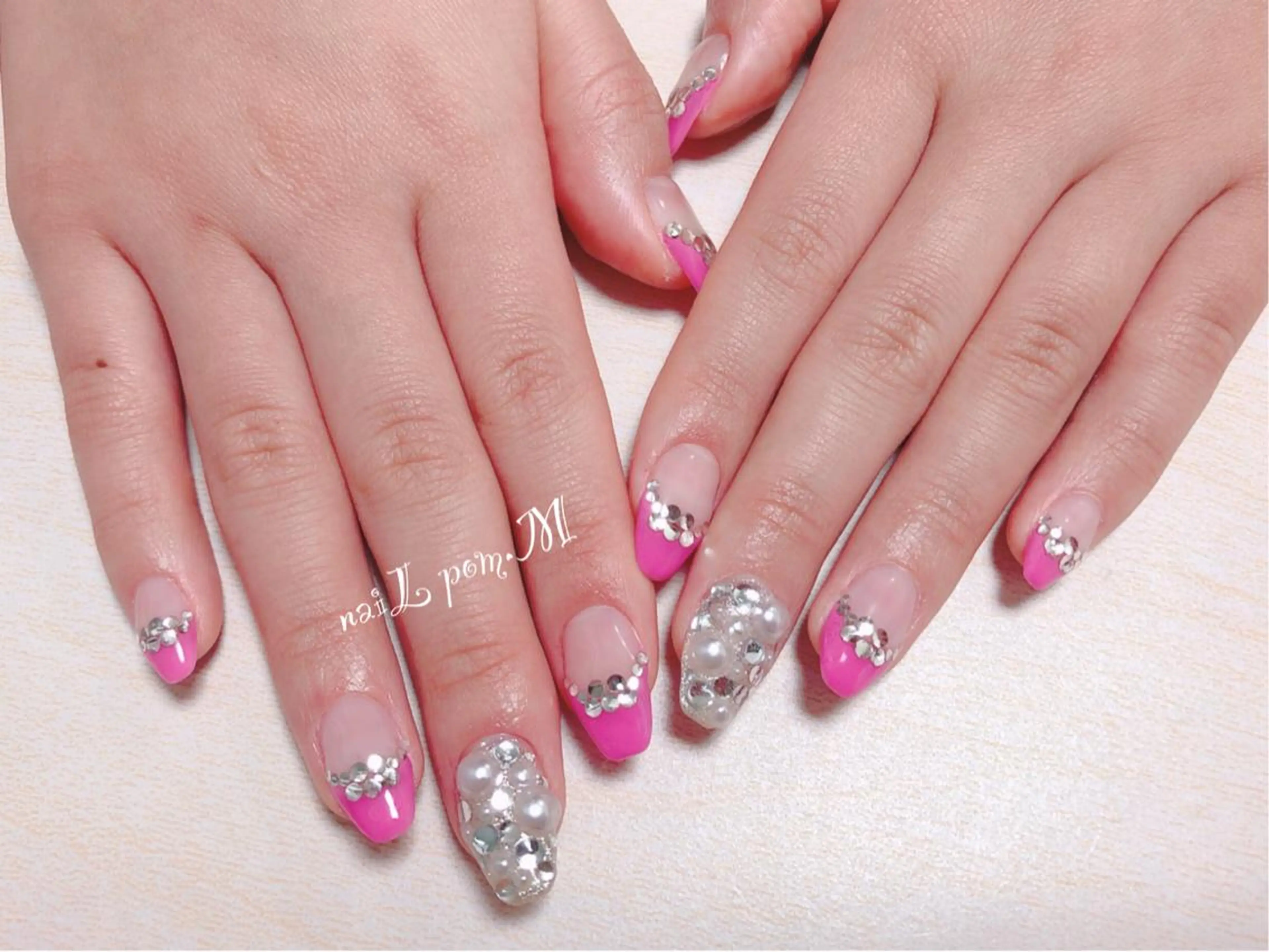ネイル フレンチネイル ピンク ストーンネイル ハンドネイル ハンドケア naiL pom.M所属・naiL pom.Mのネイルデザイン