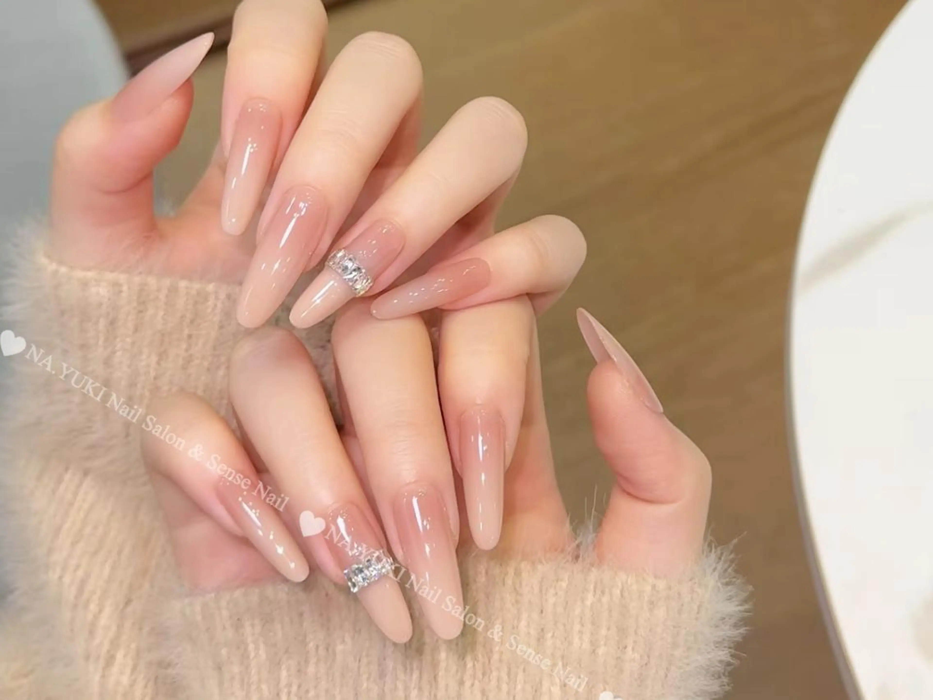ネイル カジュアル グラデーション ロングネイル ストーンネイル ネイルチップ ハンドネイル ハンドケア Miki 🩵のネイルデザイン
