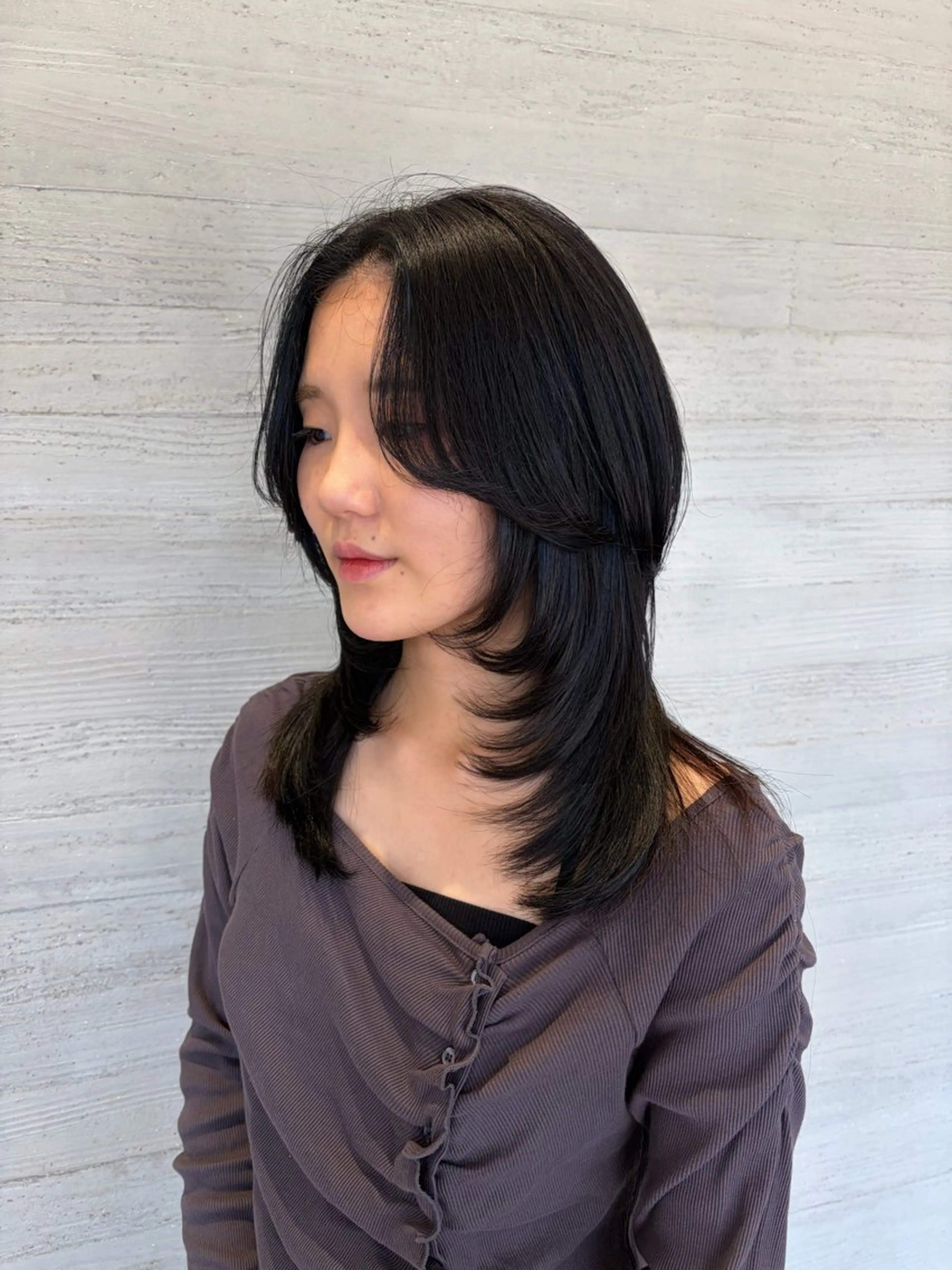 セミロング カラー 黒髪 ブルーカラー ブルーブラック 透明感カラー レイヤーカット カット ヘアカラー サキ🤍ハイトーン 🩰くびれ巻きヘアのヘアスタイル