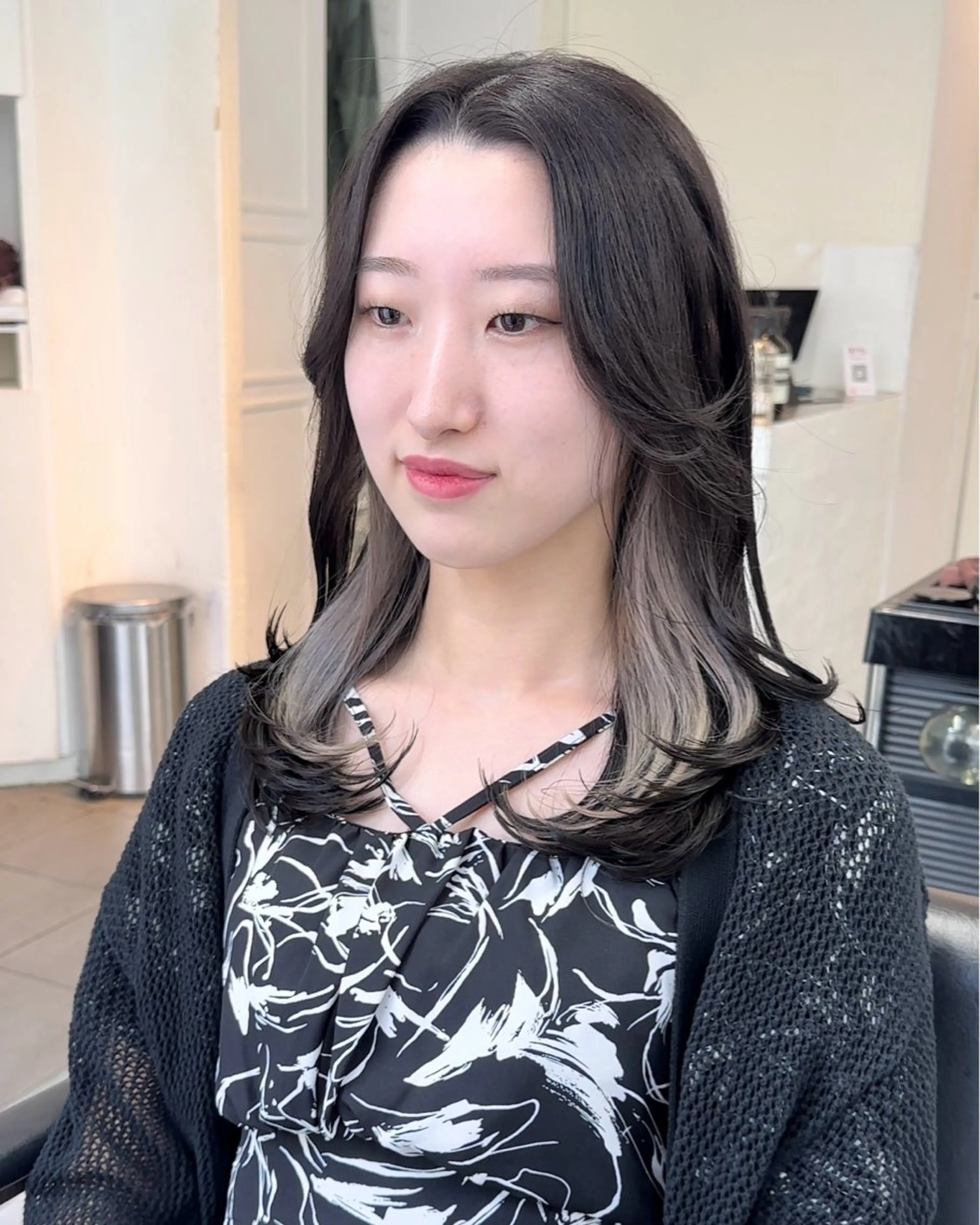 セミロング カラー ブリーチ ケアブリーチ インナーカラー シルバー ホワイトシルバー カット ヘアカラー トリートメント インナーカラー/レイ ヤーカット♡/マキシのヘアスタイル