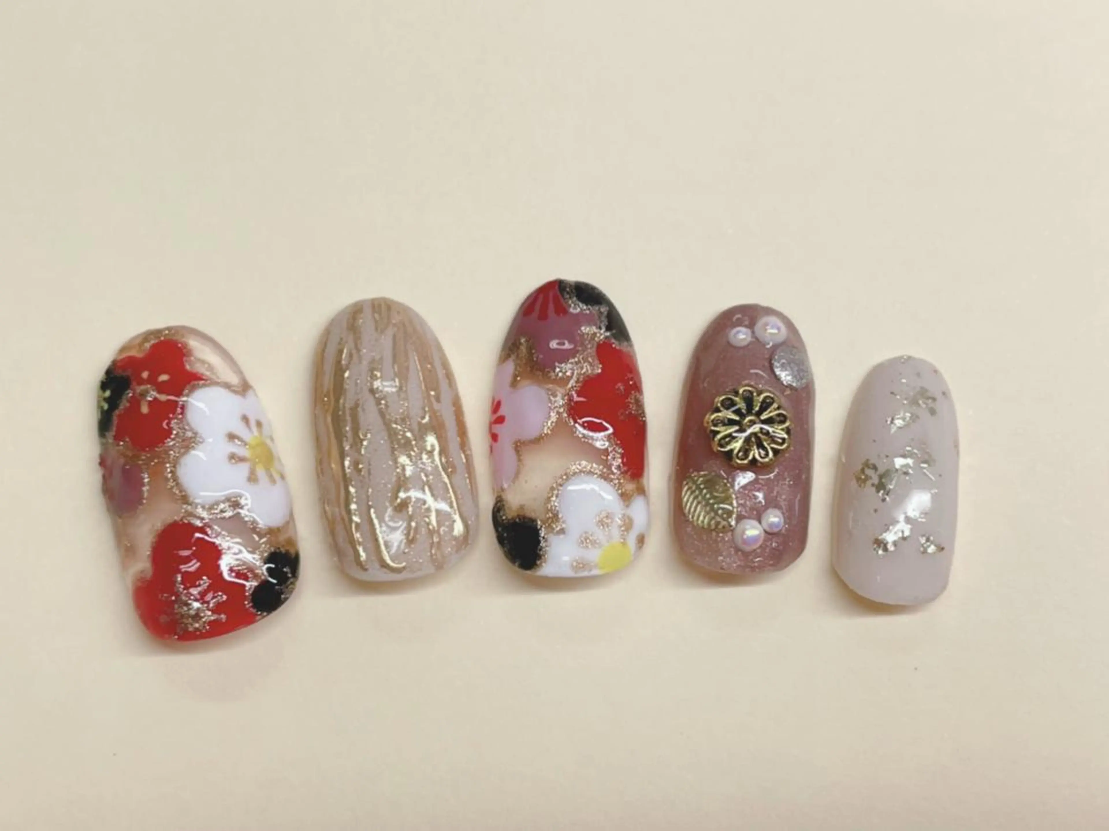 ネイル 成人式 芦辺 香奈のネイルデザイン