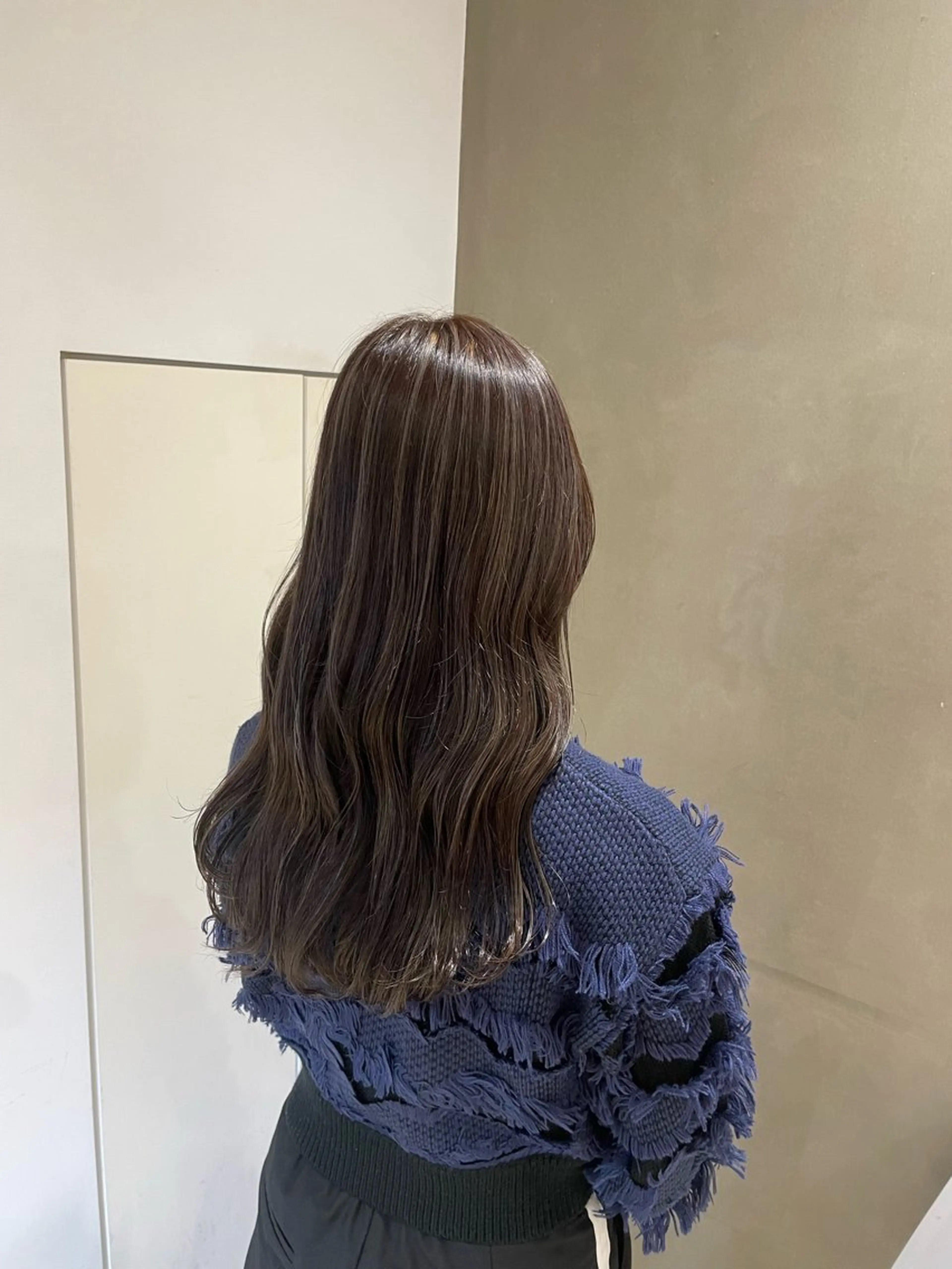 セミロング カラー 秋元 佳乃のヘアスタイル
