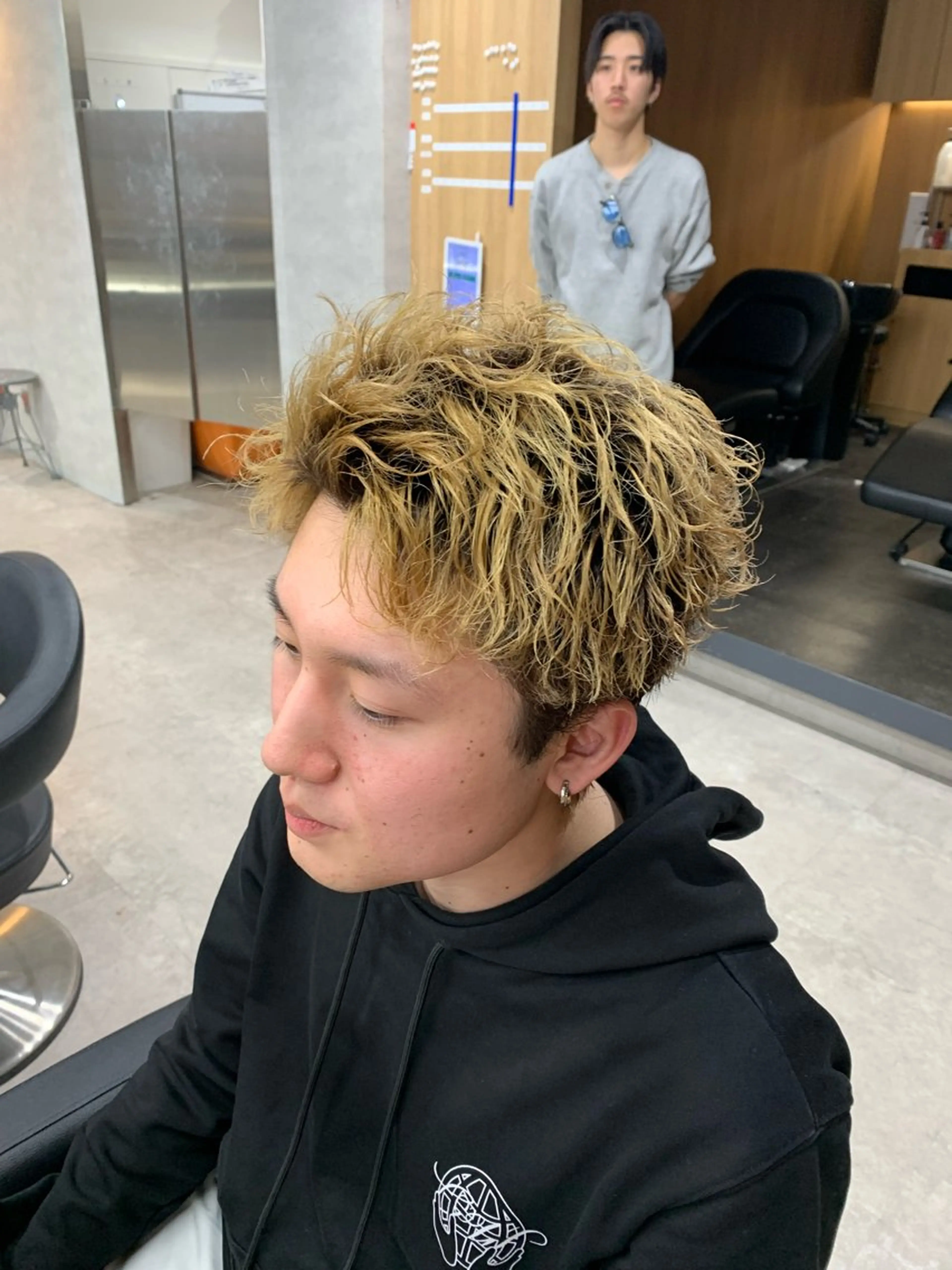 ショート カラー パーマ メンズ メンズブリーチ フェザーパーマ メンズハイトーン メンズパーマ スペインカール ⚡️メンズ特化⚡️ RYUKIのヘアスタイル