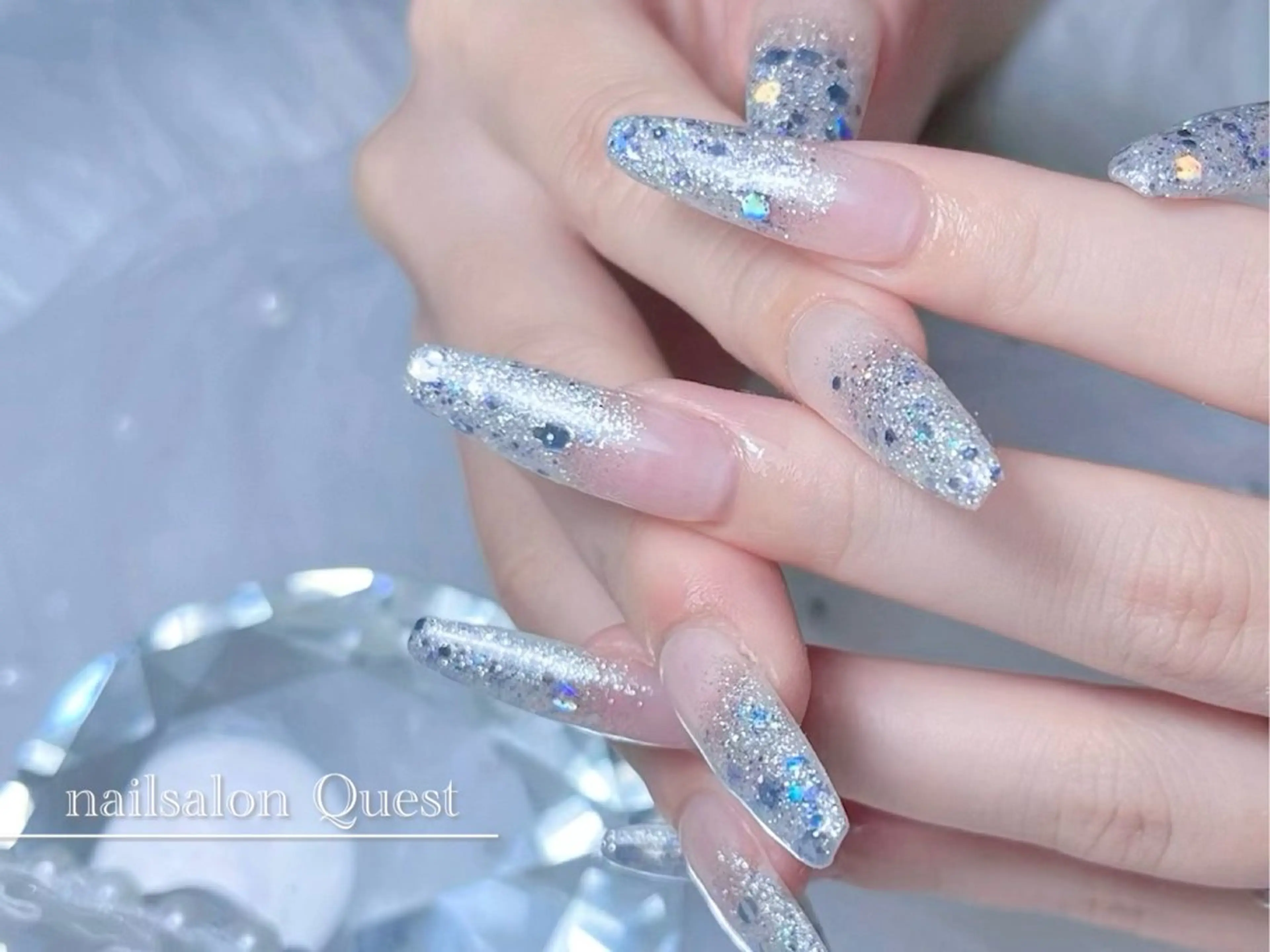 ネイル ブルー キラキラネイル ラメ(グリッター) ラメグラデーション ハンドネイル nailsalon Questのネイルデザイン
