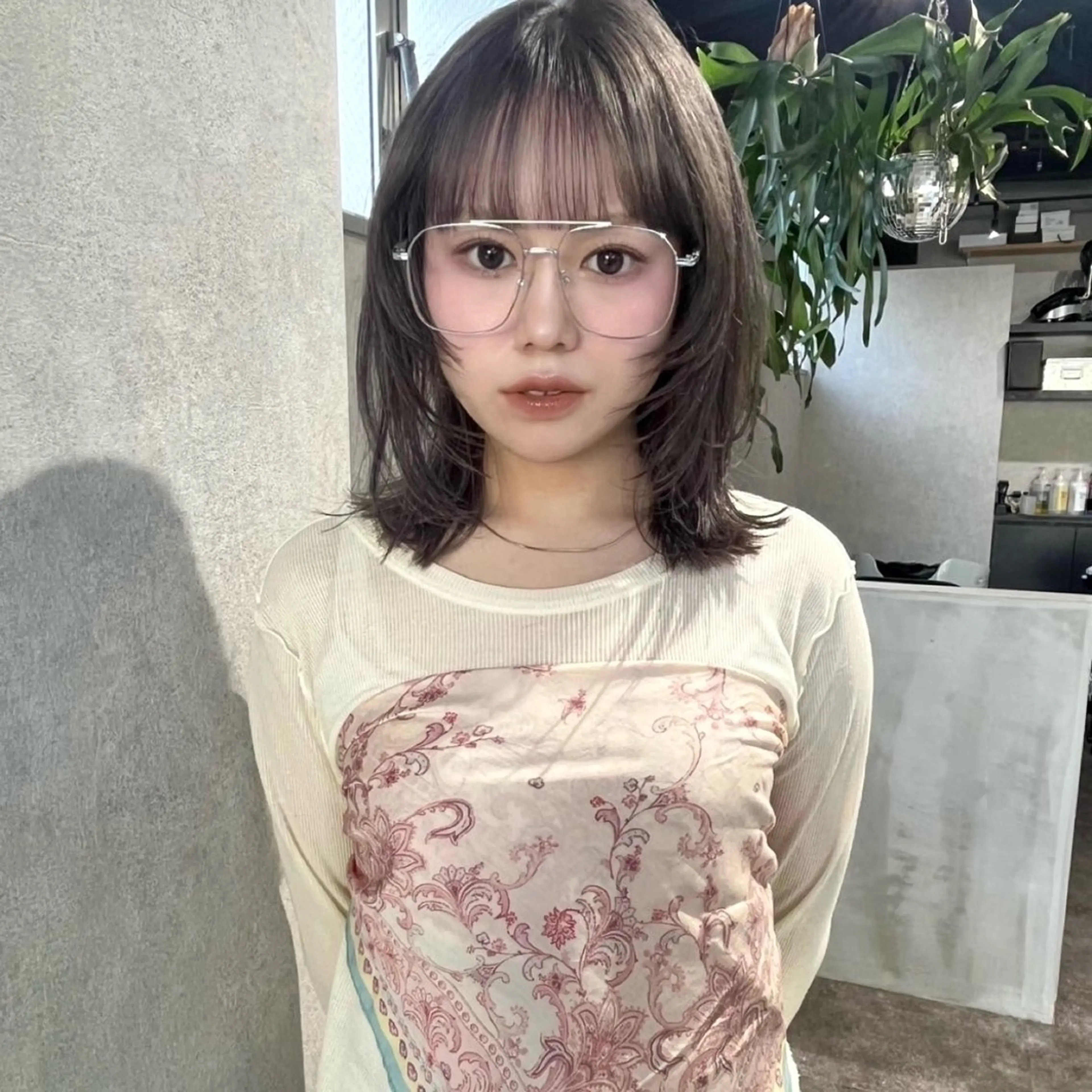 ミディアム カラー グレージュ 顔周りカット レイヤーカット カット ヘアカラー トリートメント yuumi/大濠🪷 顔周り/ハイトーンのヘアスタイル