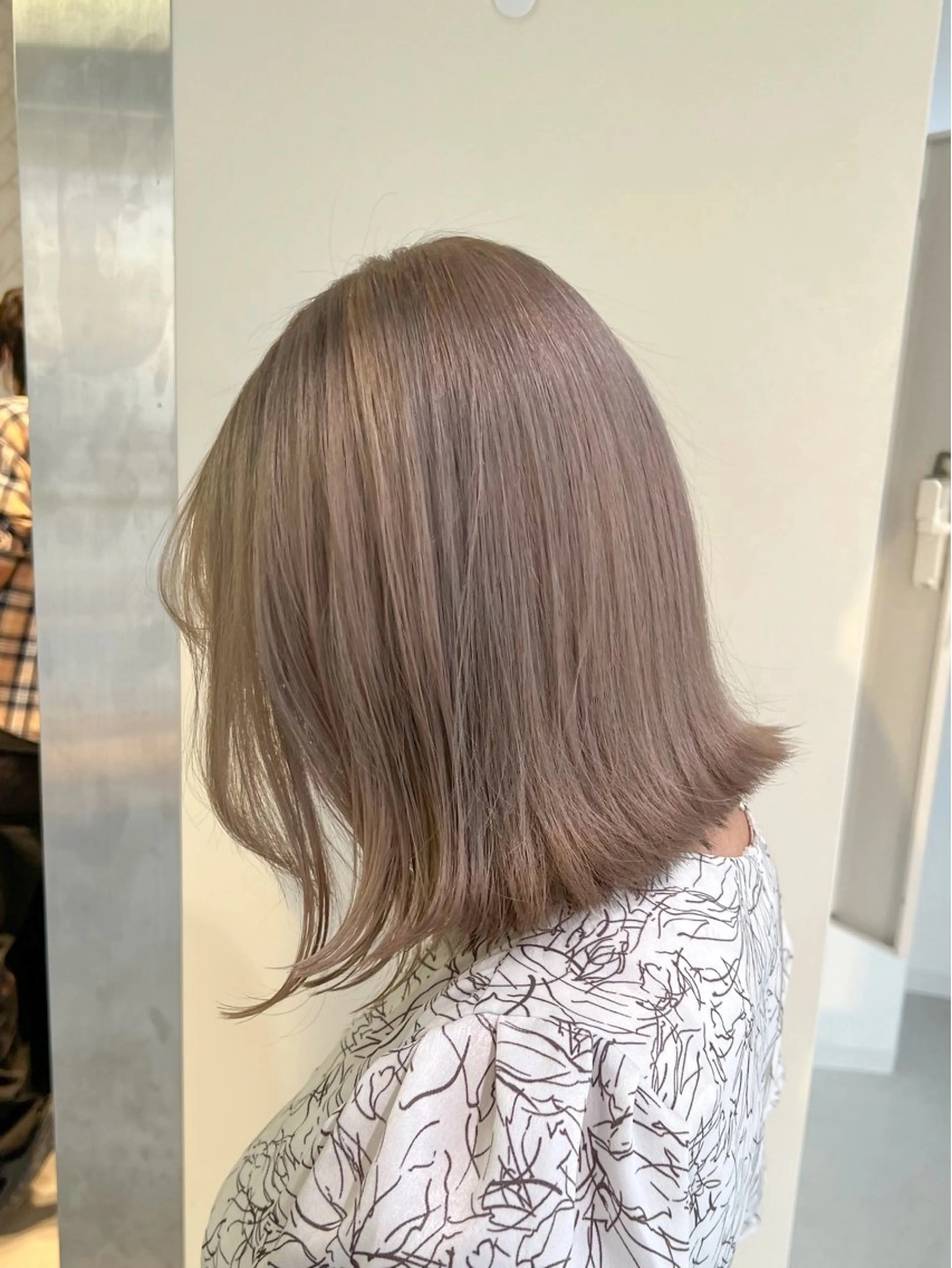 セミロング カラー ヘアカラー トリートメント 艶ハイトーン🔆 ️️️安座間 希のヘアスタイル