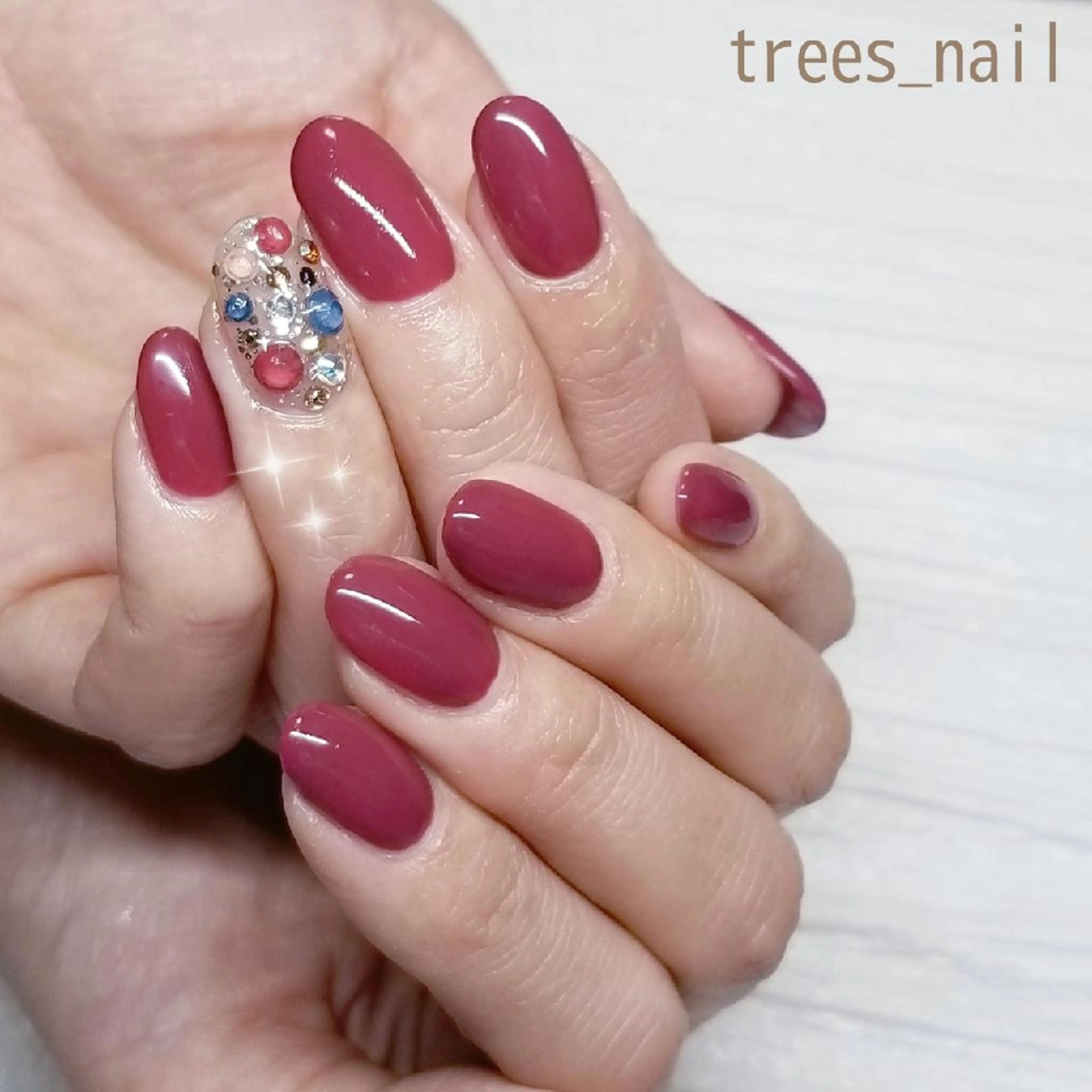 ネイル ボルドー キラキラネイル ワンカラーネイル パープル 冬ネイル trees_ nailのネイルデザイン