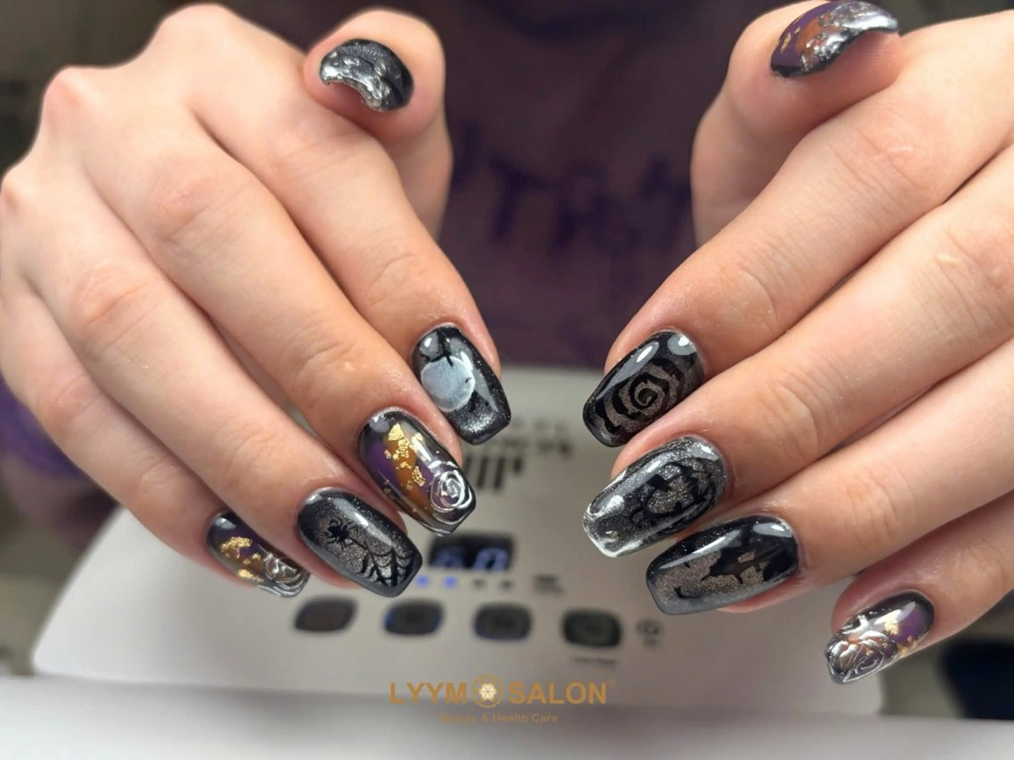 ネイル ハロウィン 韓国ネイル マグネットネイル シルバー ハンドネイル LYYM Salonのネイルデザイン