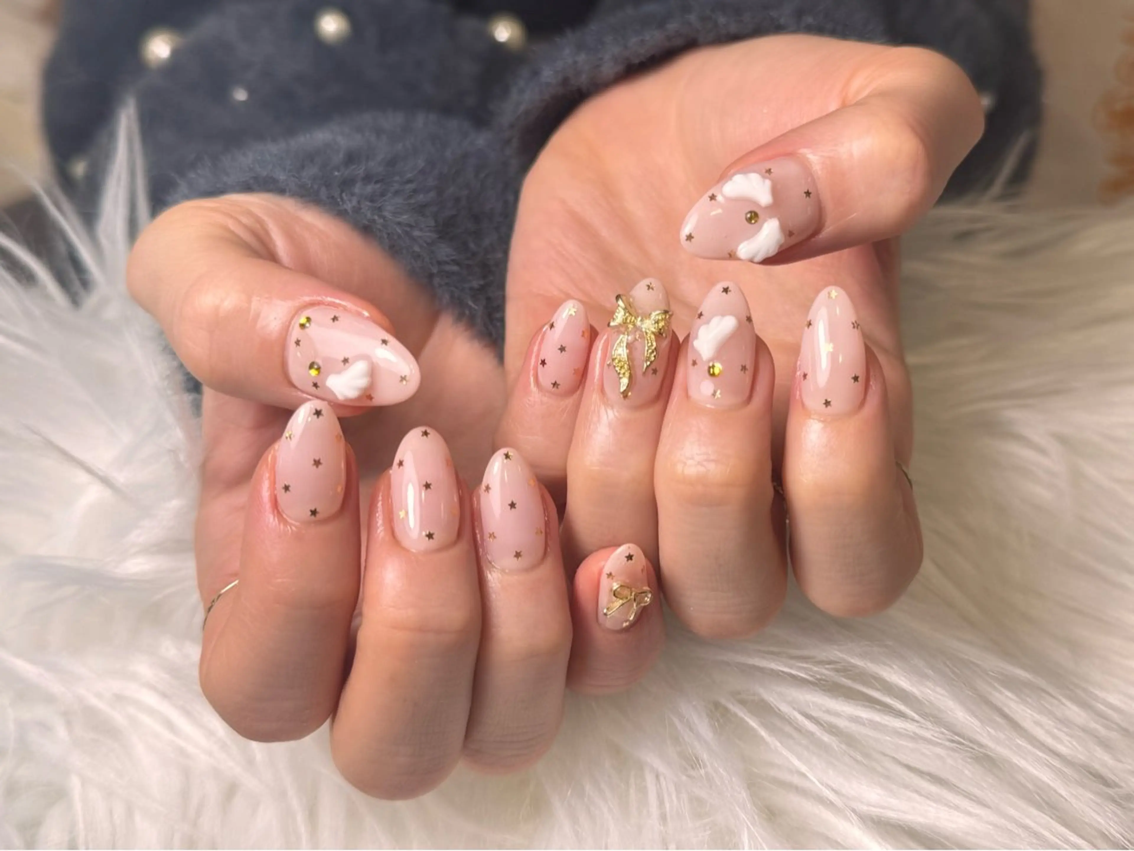 ネイル ジェルネイル ガーリー ゴールド リボン 冬ネイル ハンドネイル チャ ミーのネイルデザイン